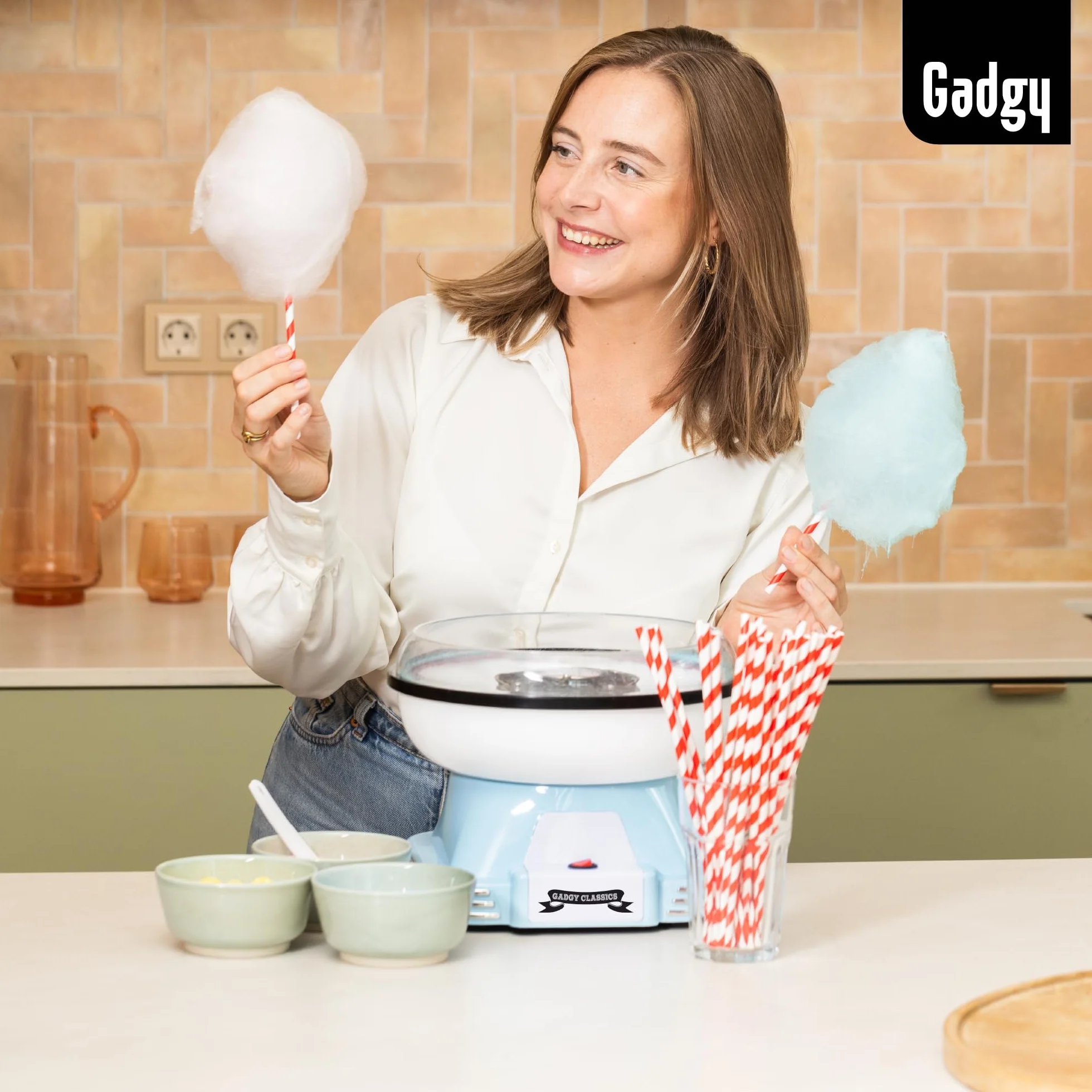 Maszyna do waty cukrowej Gadgy - Retro maszyna do waty cukrowej - Maszyna do waty cukrowej z patyczkami i łyżeczką do odmierzania - Wysokość 22 cm Czerwony
