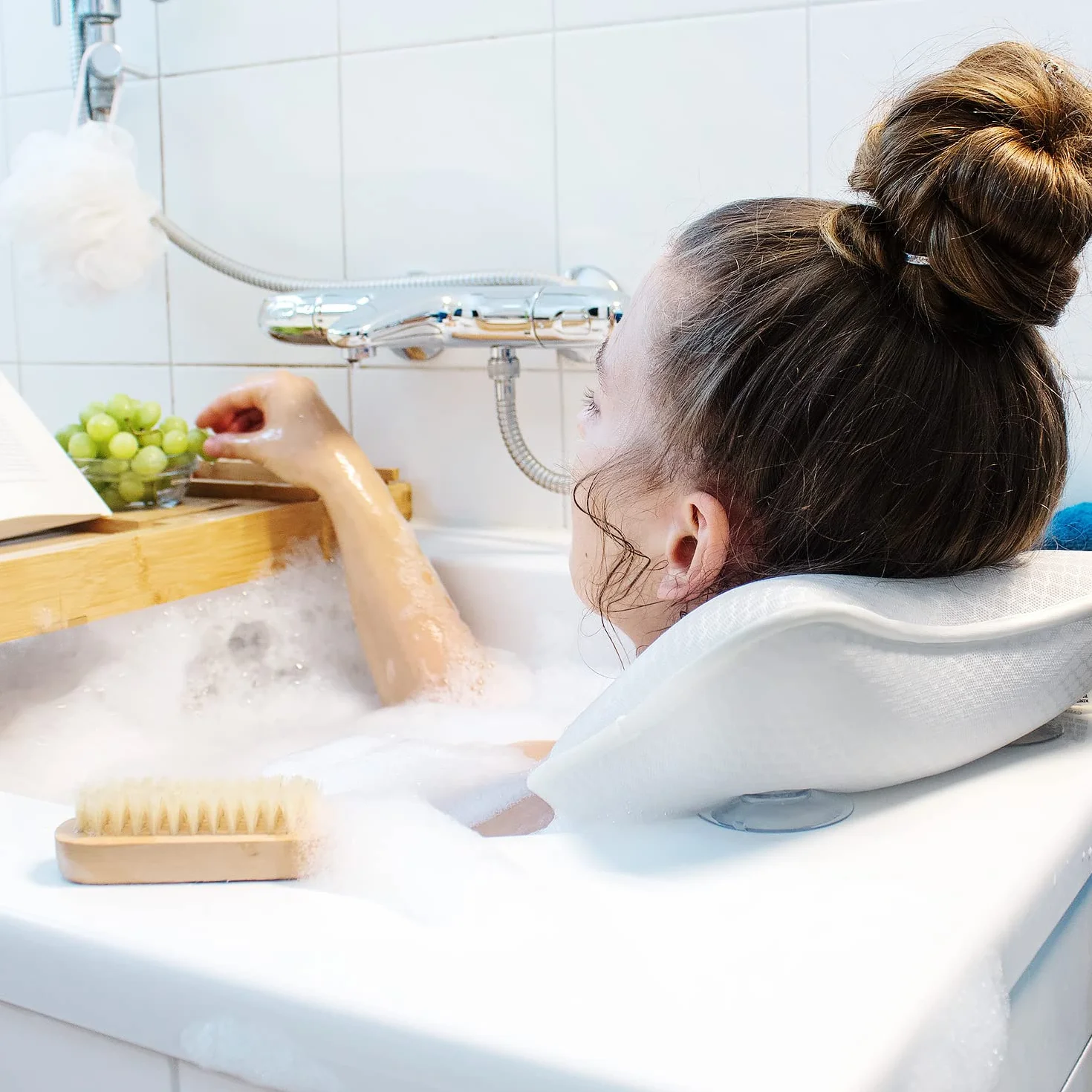 Navaris Poduszka do kąpieli - mała poduszka antypoślizgowa z poliestru, biała - ergonomiczne podparcie do wanny, jacuzzi, domowego spa i relaksu