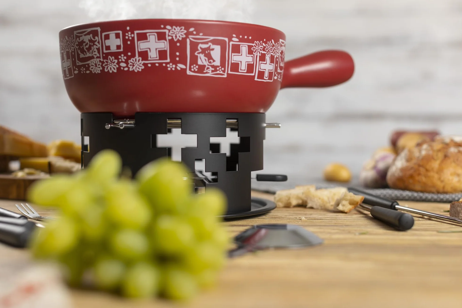 KUHN RIKON Zestaw do fondue serowego Suisse czerwony · Ø 23 cm, 2,6 litra, idealny dla 4-6 osób, w zestawie 6 widelców i palnik do pasty (bez pasty palnej)