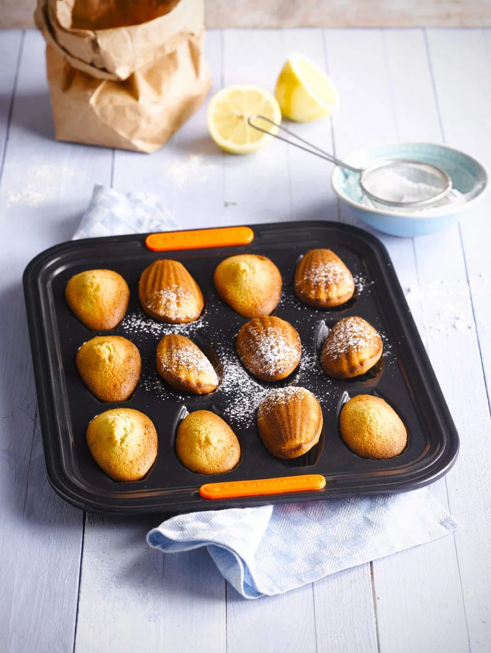 Le Creuset Foremka do pieczenia Madeleine, 12 sztuk, odporna na kwaśne ciasto, wykonana ze stali węglowej, antracyt/pomarańczowy