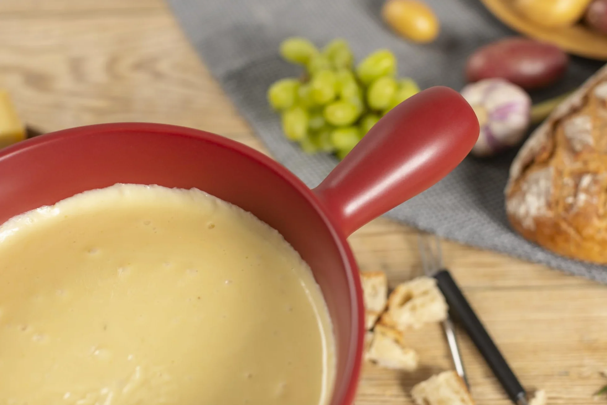 KUHN RIKON Zestaw do fondue serowego Suisse czerwony · Ø 23 cm, 2,6 litra, idealny dla 4-6 osób, w zestawie 6 widelców i palnik do pasty (bez pasty palnej)