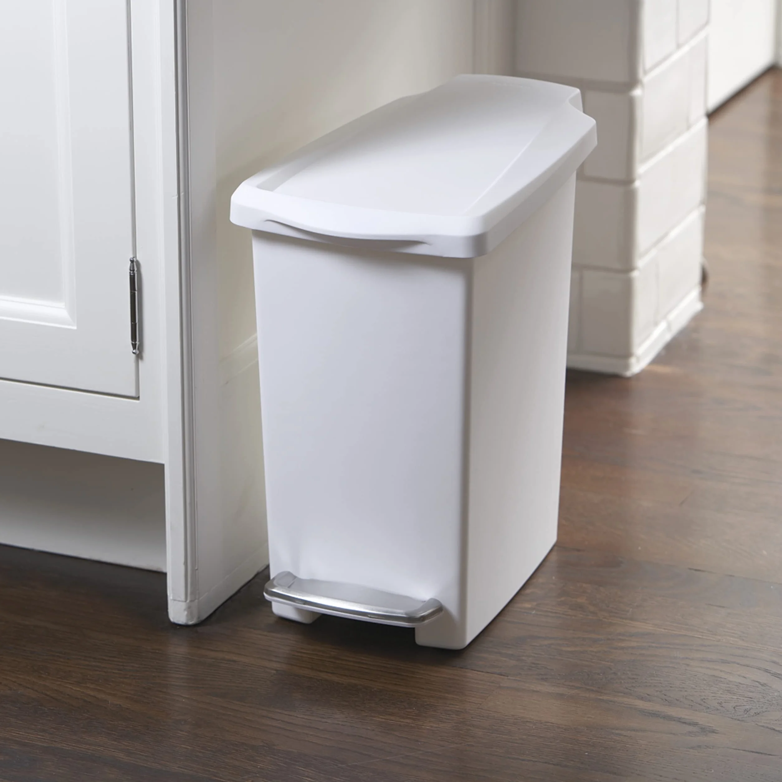 simplehuman CW1332 kosz na śmieci z wąskim pedałem, biały plastik, 10 litrów