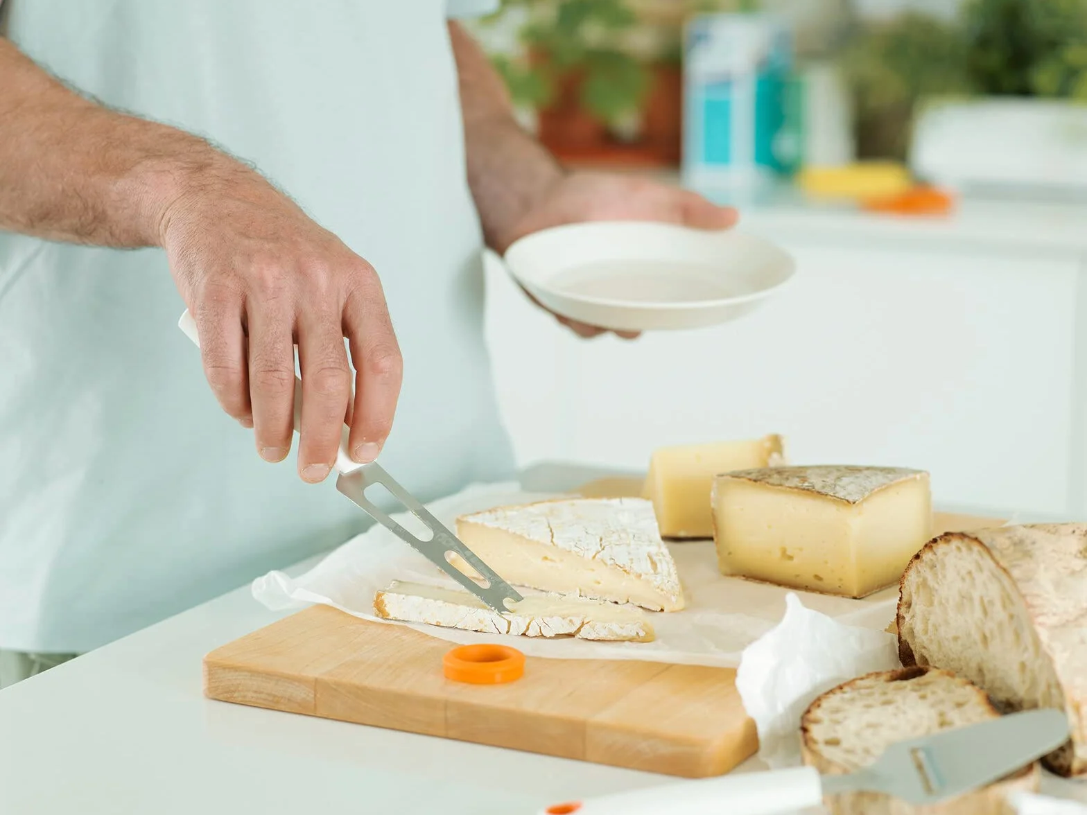 Fiskars Nóż do sera, Functional Form, Długość całkowita: 24 cm, Stal/tworzywo sztuczne, Biały, 1015987