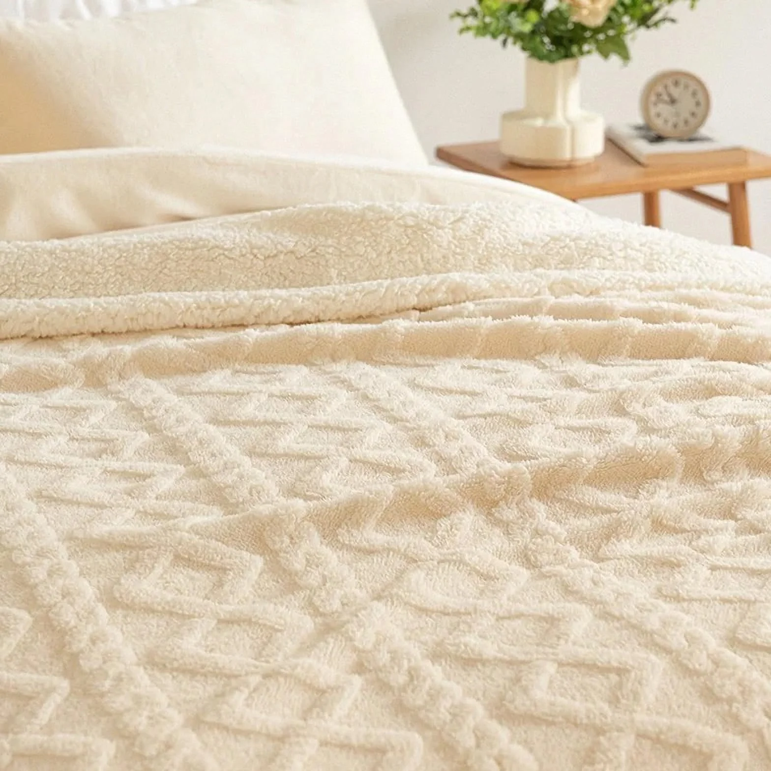 QOFLY Przytulny koc polarowy, flanelowy, 150 x 200 cm, pompony, jednokolorowy, koc na kanapę, puszysta narzuta z mikrofibry, XL, narzuta dzienna, beżowy