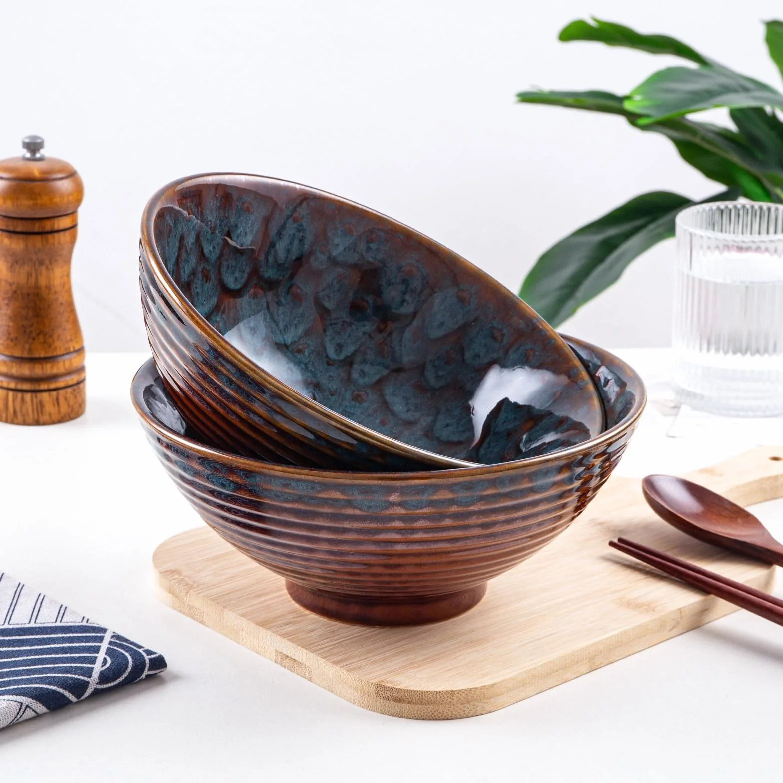 Ceramiczna miska do ramenu, 1200 ml, zestaw 2 japońskich misek na makaron z łyżkami i pałeczkami, ogon pawia