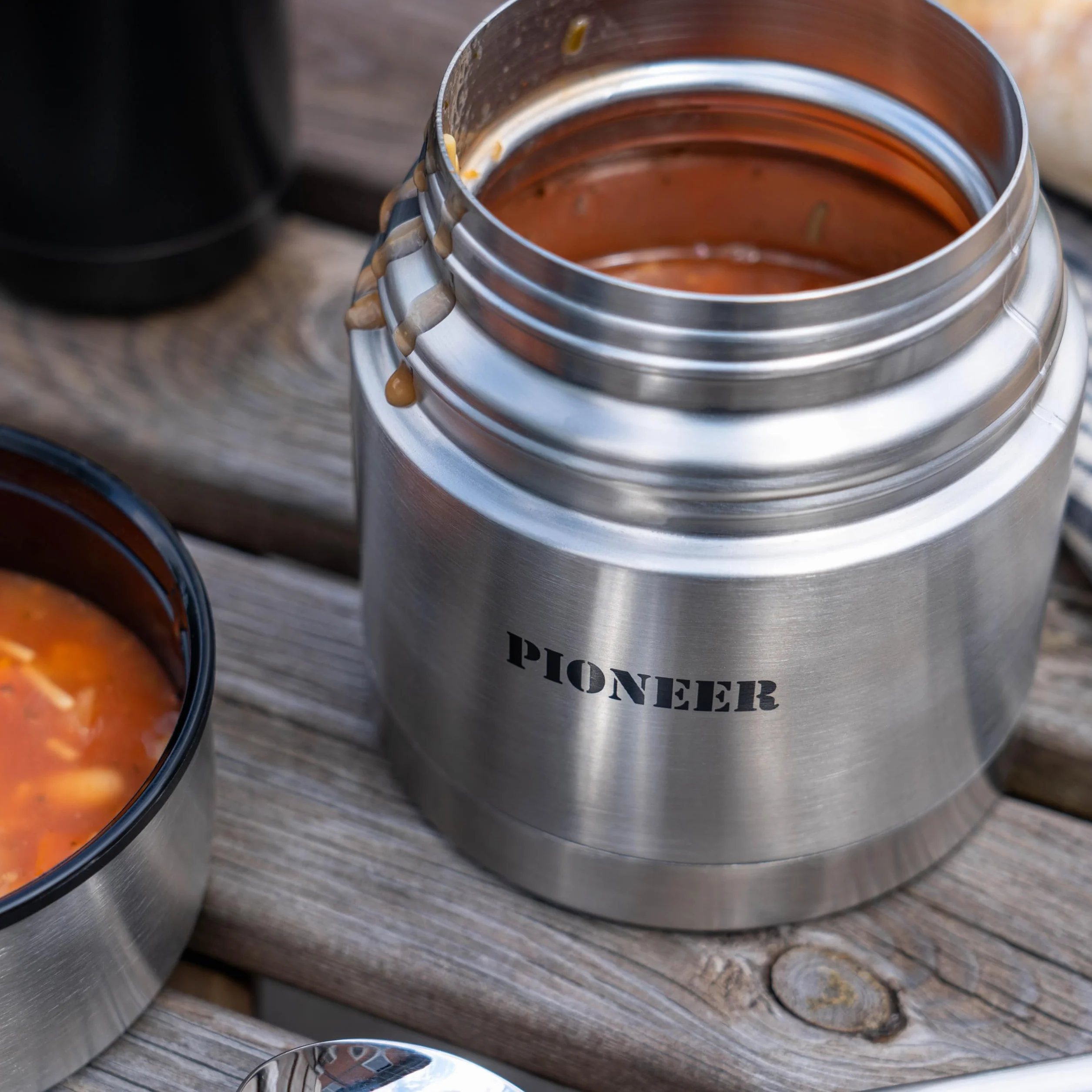 Pioneer 1 litrowy na żywność z izolacją próżniową, szczelny, konstrukcja ze stali nierdzewnej w kolorze matowej czerni z podwójnymi ściankami, utrzymuje ciepło przez 8 godzin, zimno przez 24 godziny