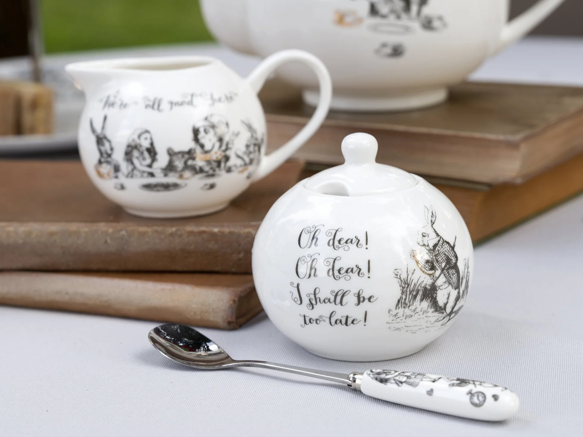 V&A Alicja w Krainie Czarów Fine China zestaw dzbanek na mleko i cukiernicę biały 18 x 7,5 x 7 cm 2 sztuki