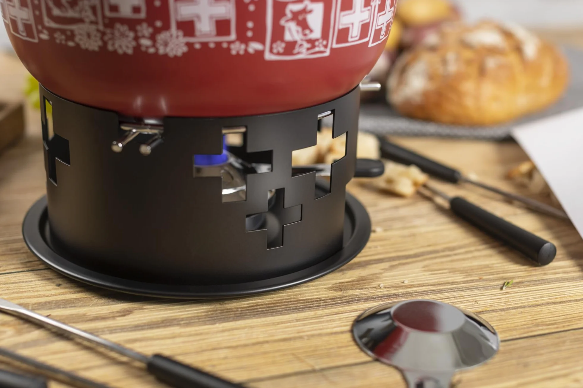 KUHN RIKON Zestaw do fondue serowego Suisse czerwony · Ø 23 cm, 2,6 litra, idealny dla 4-6 osób, w zestawie 6 widelców i palnik do pasty (bez pasty palnej)