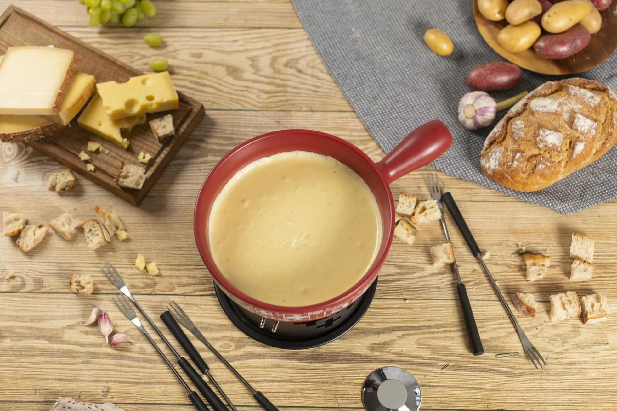 KUHN RIKON Zestaw do fondue serowego Suisse czerwony · Ø 23 cm, 2,6 litra, idealny dla 4-6 osób, w zestawie 6 widelców i palnik do pasty (bez pasty palnej)