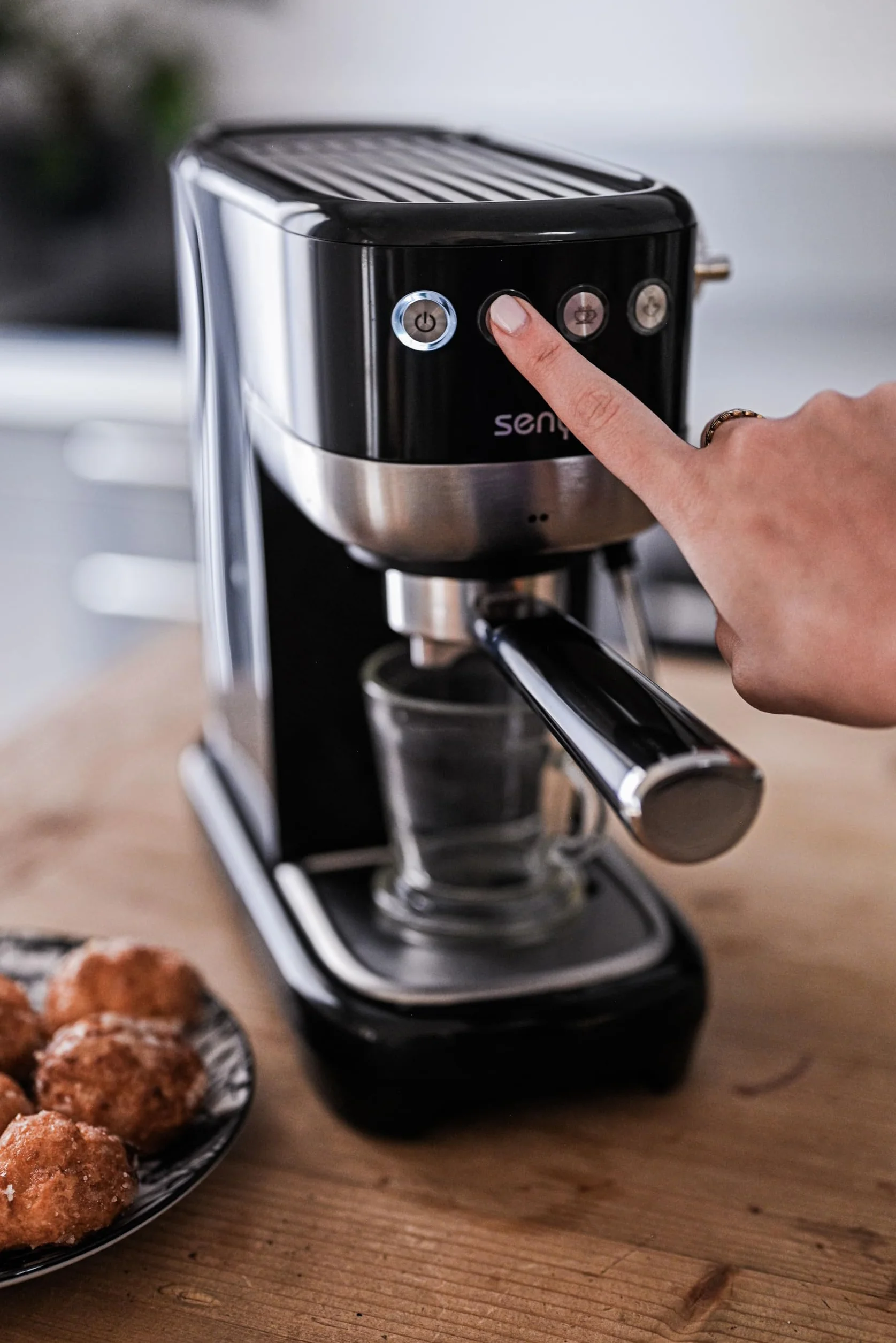 Senya Ekspres do kawy Tasty Coffee Black 20 barów, ekspres do kawy espresso i cappuccino 1300W, Thermoblock, spieniacz do mleka, automatyczne wyłączanie, SYBF-CM006