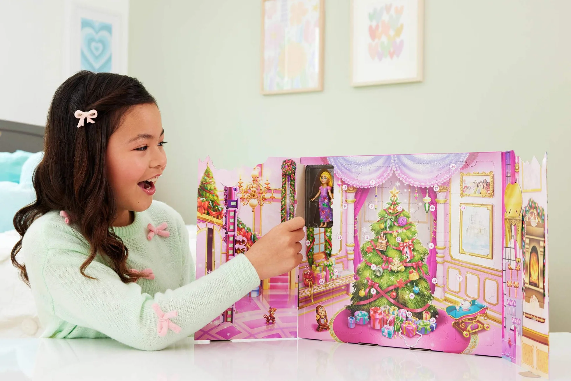 Mattel Disney Princess Kalendarz adwentowy 24 niespodzianek 3 lalki 3 figurki 22 akcesoria zestaw zabawek JFG79