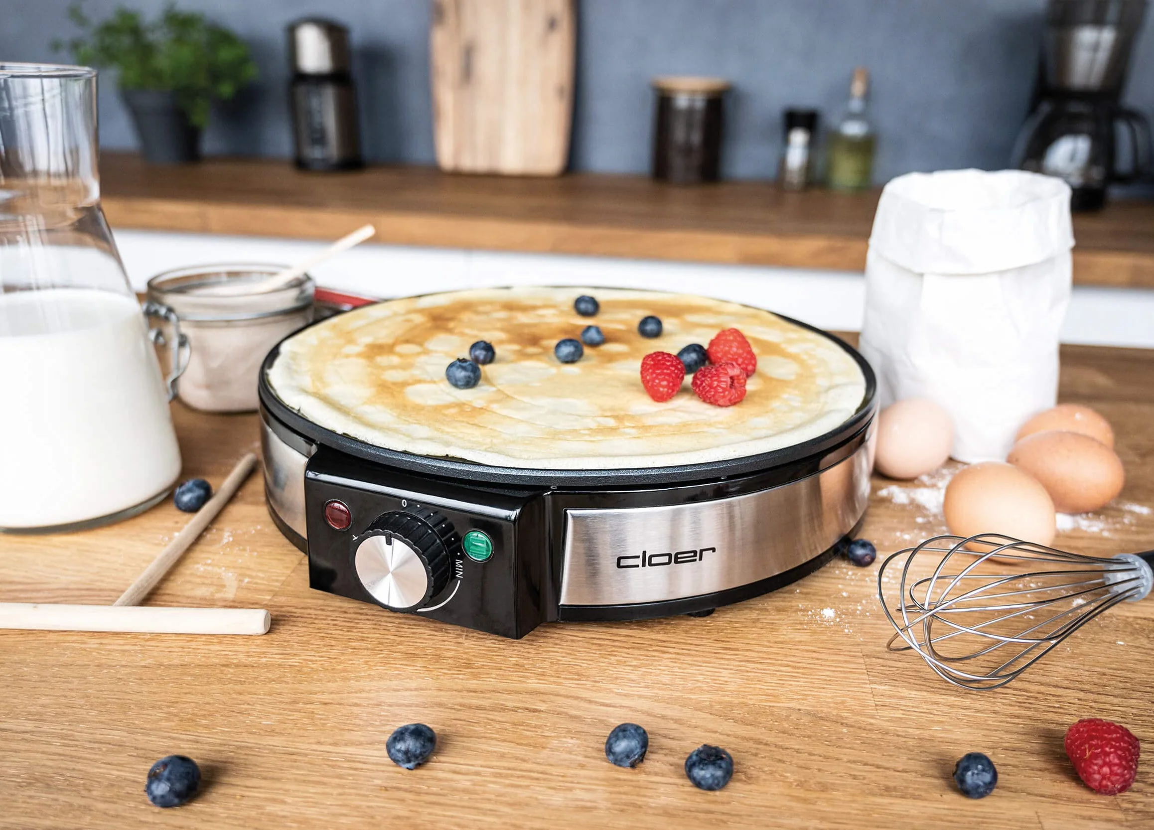 Cloer 6630 Naleśnikarka na słodkie lub słone naleśniki o średnicy 30 cm Ø, 1200 W, Powłoka nieprzywierająca, w zestawie Crêpes Turner i Rozrzutnik ciasta, czarny