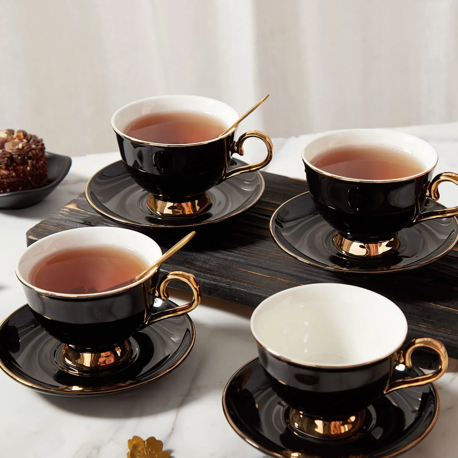 DUJUST Zestaw 4 filiżanek do herbaty i spodków (220 ml), luksusowy, do herbaty, ze złotym wykończeniem, czarne, do kawy, z metalowym stojakiem, brytyjska porcelana, na przyjęcie herbaciane, czarne