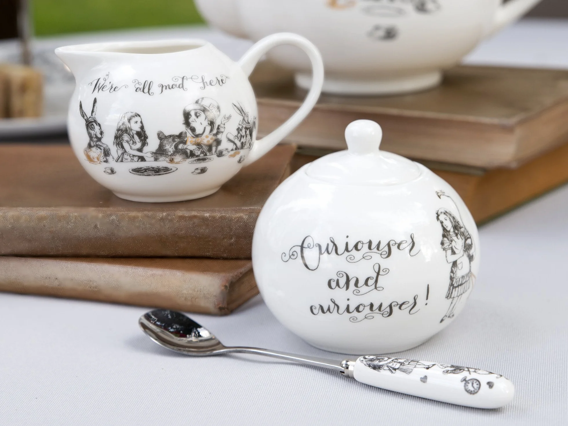 V&A Alicja w Krainie Czarów Fine China zestaw dzbanek na mleko i cukiernicę biały 18 x 7,5 x 7 cm 2 sztuki
