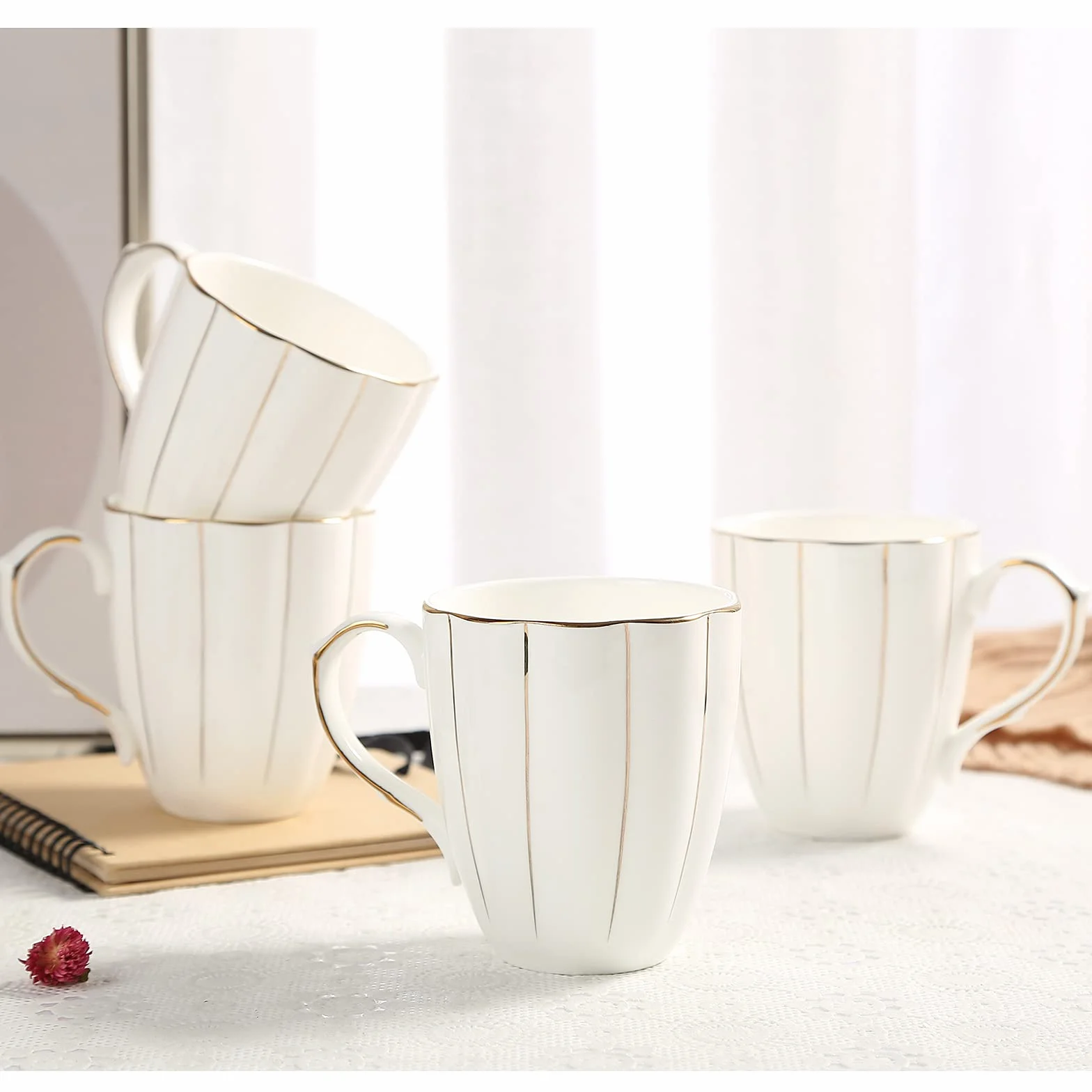DUJUST Zestaw 4 kubków do kawy (400 ml), luksusowy brytyjski design z ręcznie wykonanymi złotymi wykończeniami, 1st Class Bone-China biały i złoty zestaw filiżanek do kawy, herbaty i mleka, piękne i