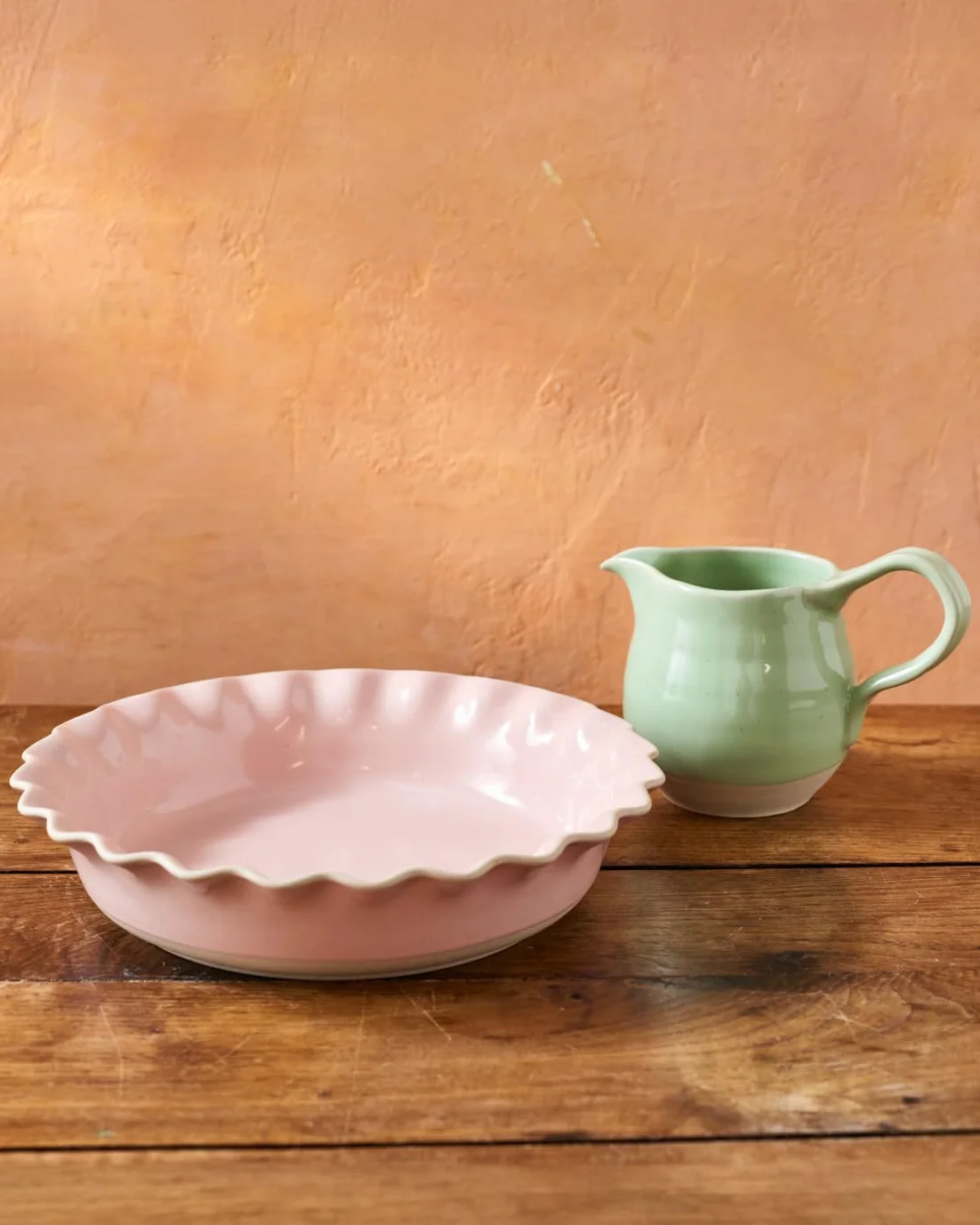 Jamie Oliver big love proper pie set, różowe okrągłe kamionkowe naczynie do pieczenia z zapiekankami o wymiarach 28x28 cm i zielony dzbanek z błyszczącą glazurą, 650 ml