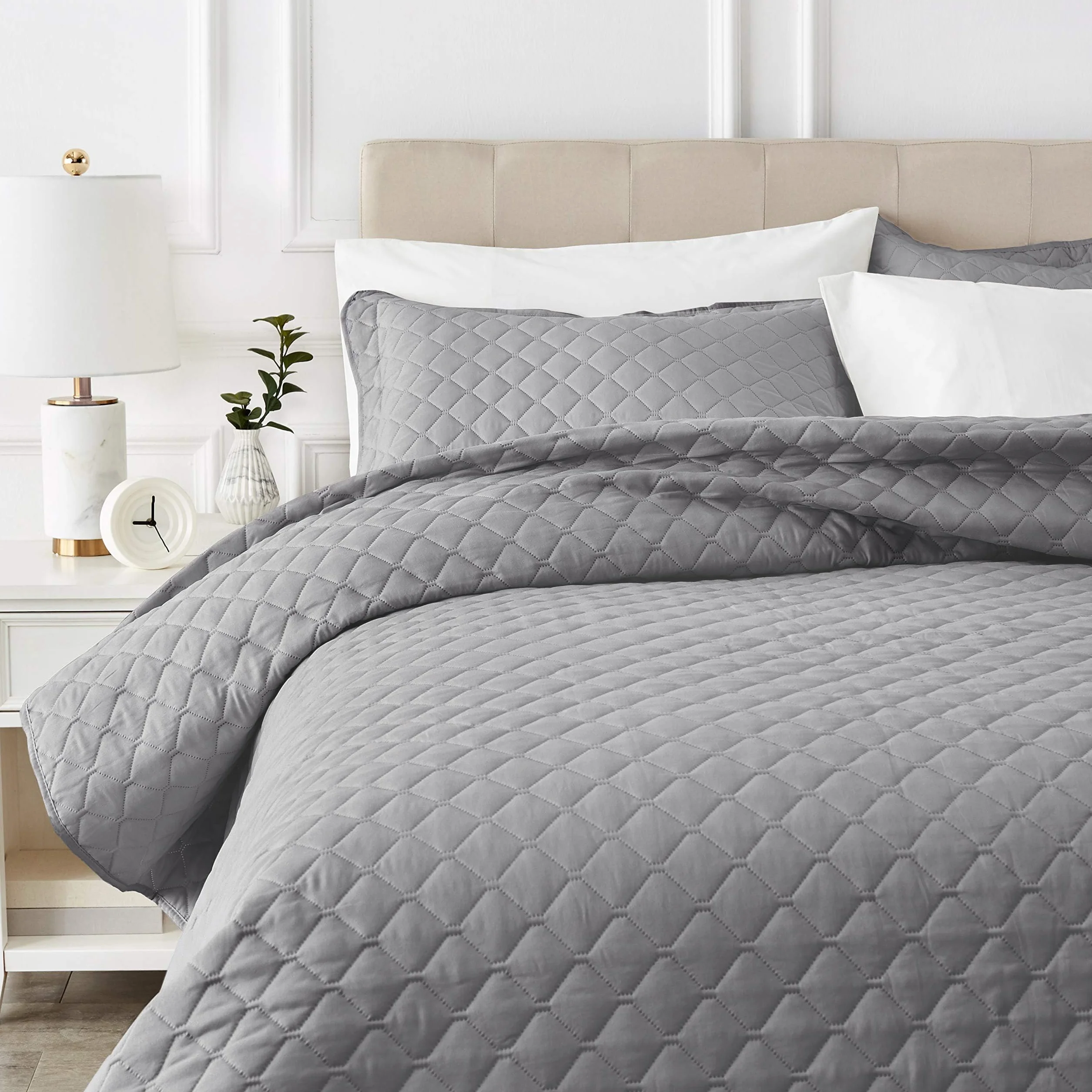 Amazon Basics Ponadwymiarowa narzuta na łóżko z wytłoczonym wzorem, kształty diamentu, 220 x 240 cm, ciemnoszara