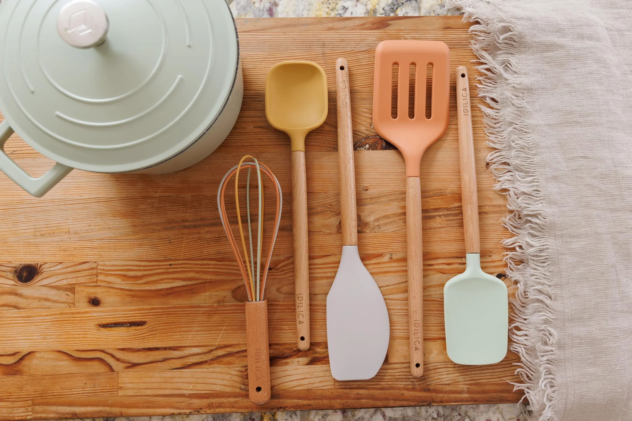 KitchenCraft Idilica Zestaw narzędzi silikonowych, 5-częściowy zestaw przyborów kuchennych z uchwytami z drewna bukowego FSC, wielokolorowe narzędzia kuchenne