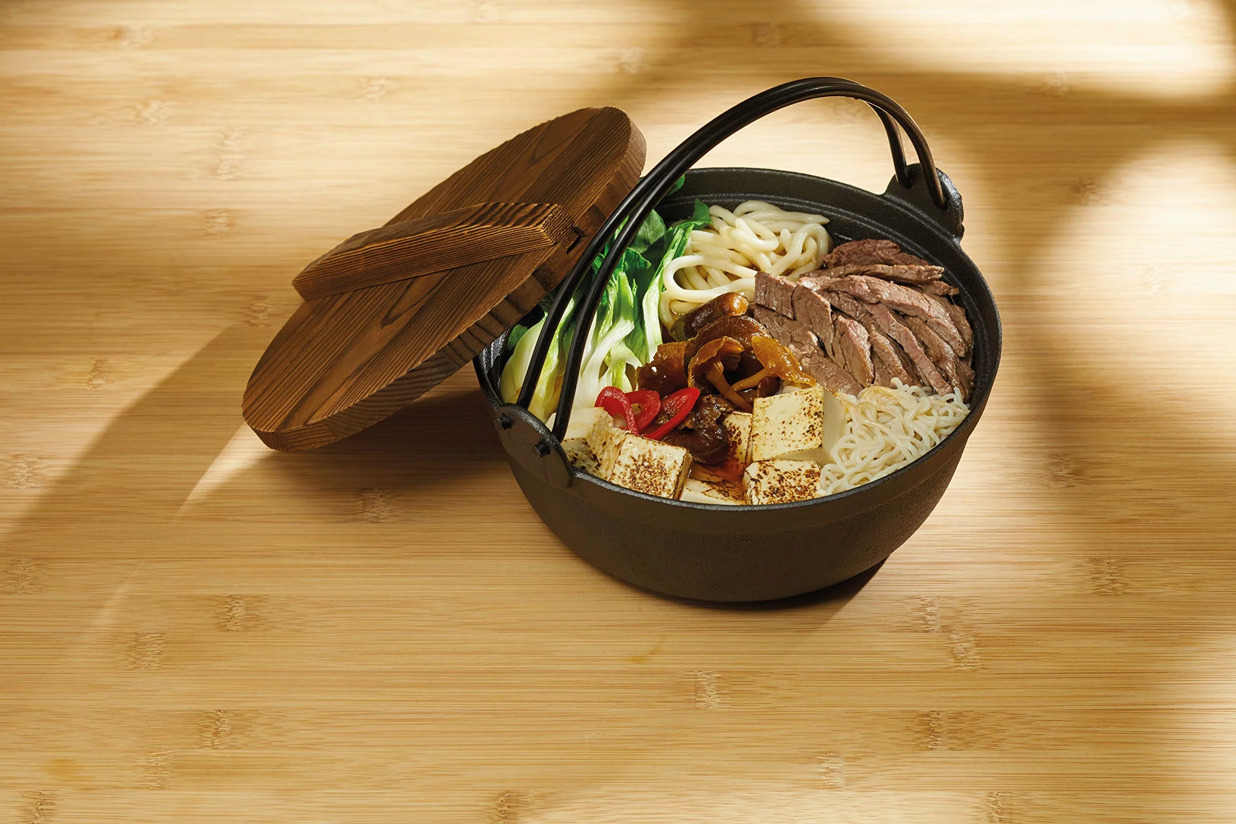 KitchenCraft Żeliwny Garnek do Gotowania World of Flavours, Drewniana Pokrywka, Japoński Styl, 1,5 Litra – Kolor Czarny