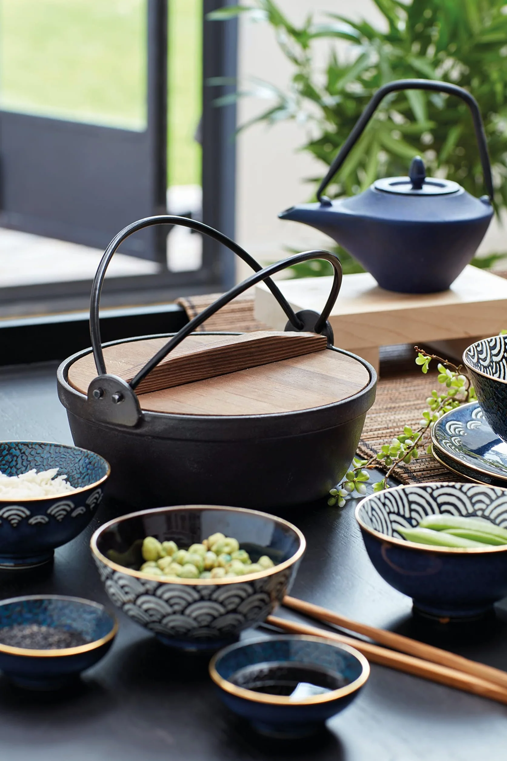 KitchenCraft Żeliwny Garnek do Gotowania World of Flavours, Drewniana Pokrywka, Japoński Styl, 1,5 Litra – Kolor Czarny