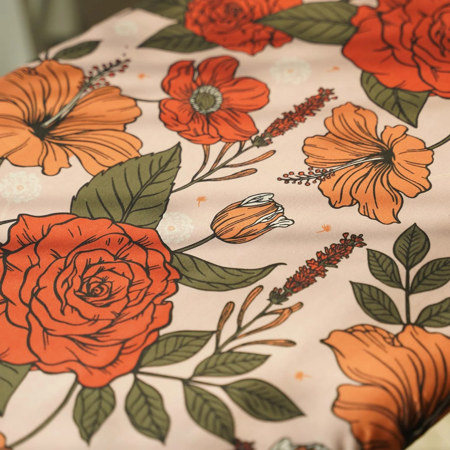 Pokrywa na deskę do prasowania 150 x 55 cm, filcowa 6 mm, ściągacz, rzepy, nadruk kwiatowy