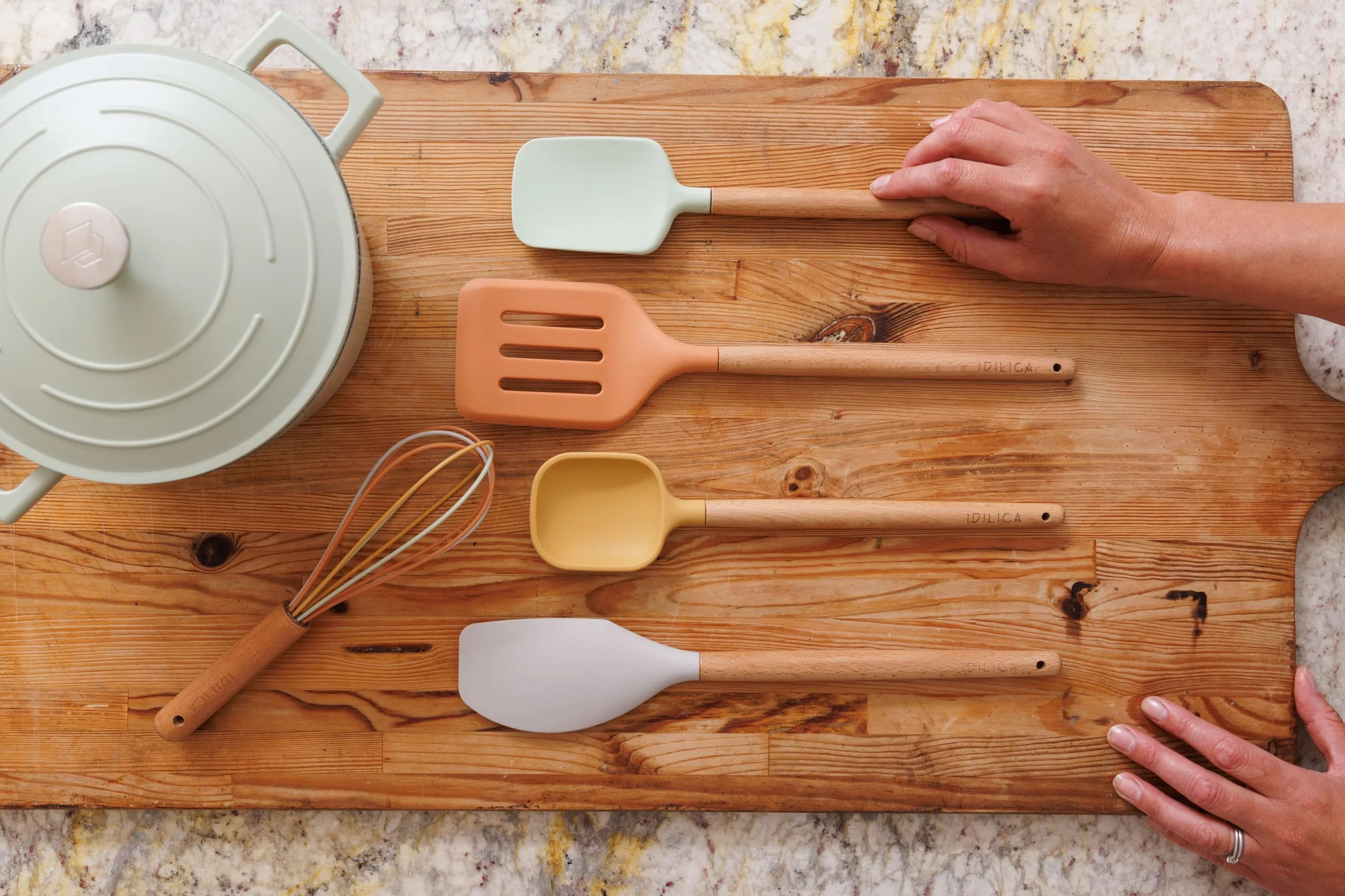 KitchenCraft Idilica Zestaw narzędzi silikonowych, 5-częściowy zestaw przyborów kuchennych z uchwytami z drewna bukowego FSC, wielokolorowe narzędzia kuchenne