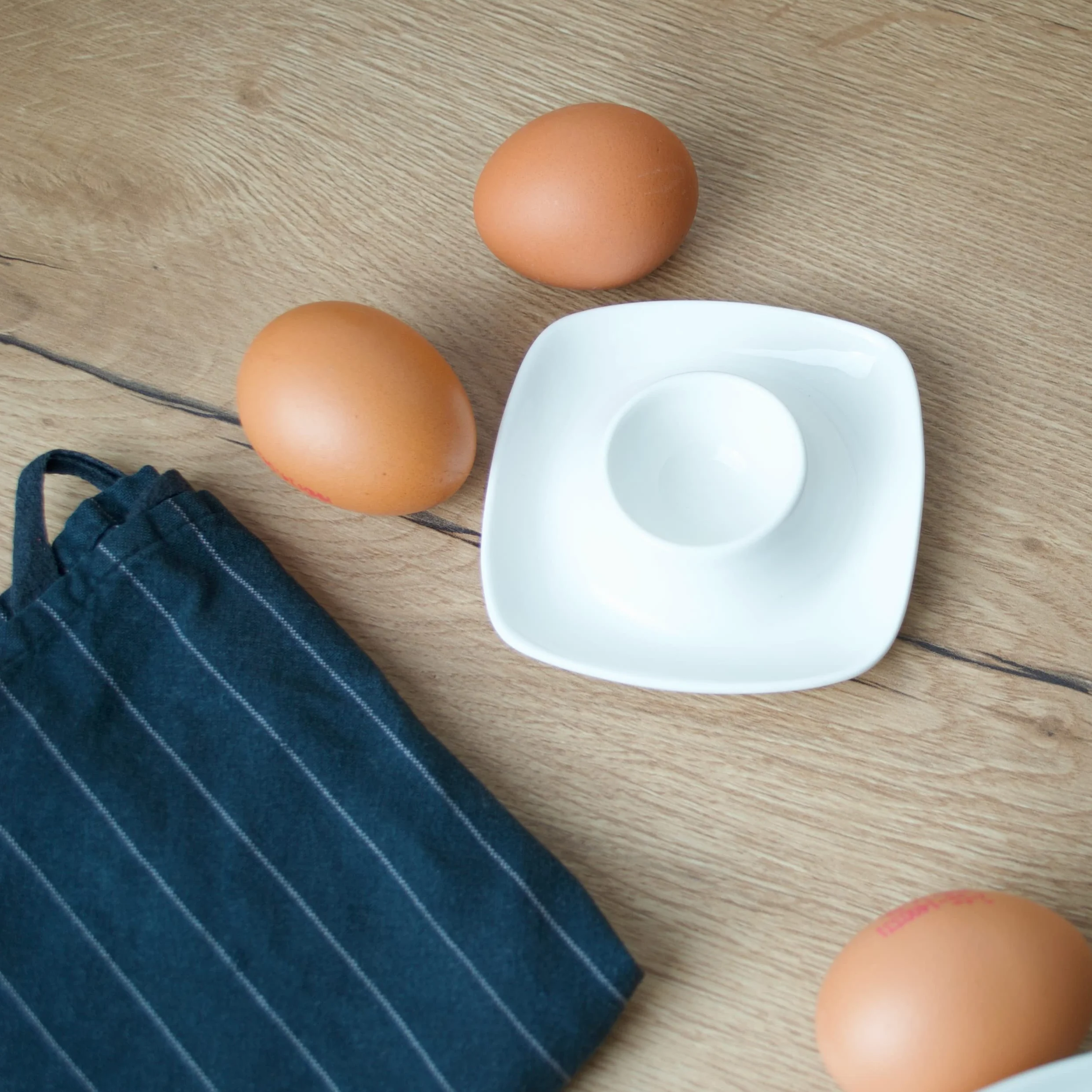 Kieliszki do jajek porcelanowe 6 szt. białe kwadratowe zaokrąglone narożniki półka Wielkanoc