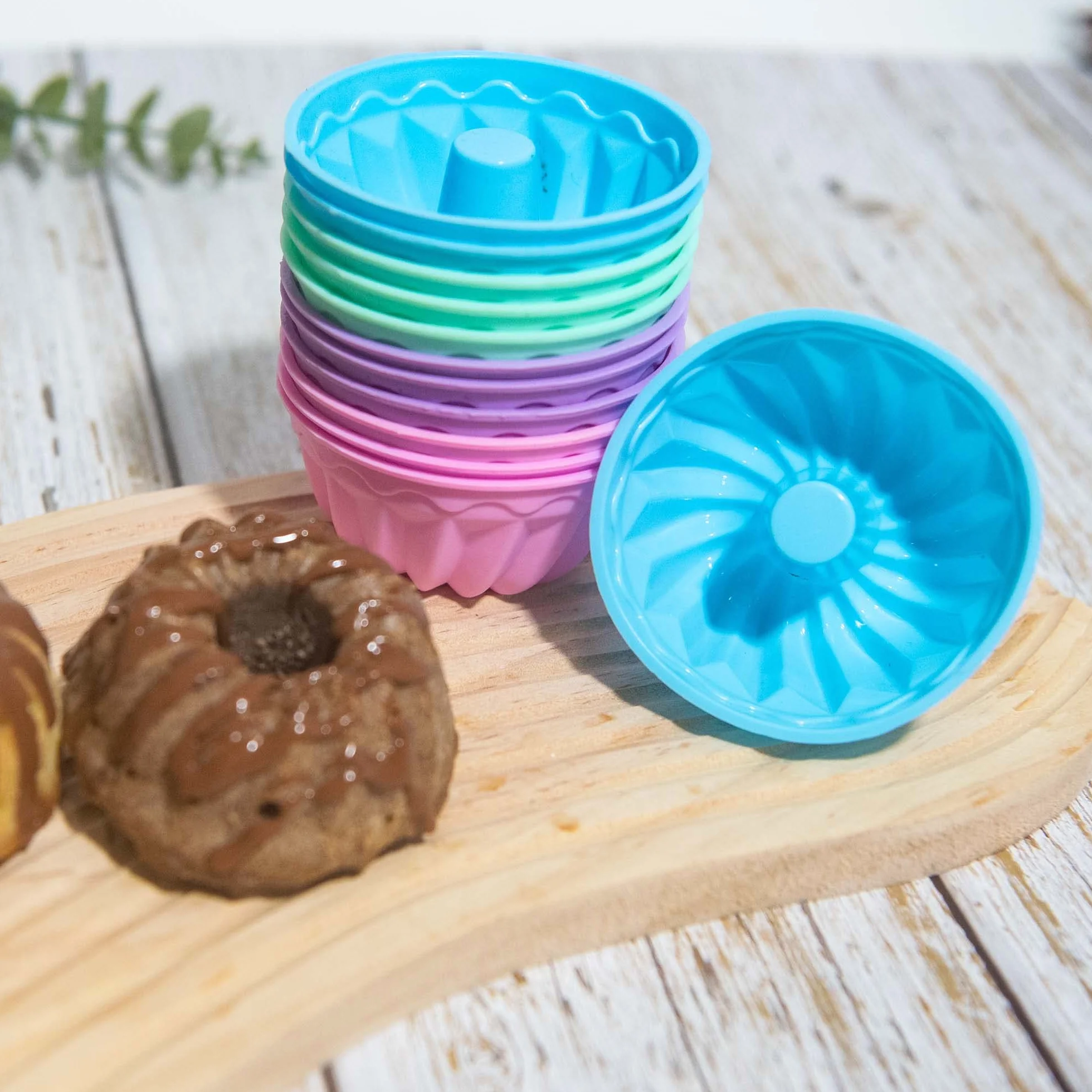 Zestaw 12 mini silikonowych foremek do kouglofa wielokrotnego użytku do muffinów, cupcake’ów, babeczek i mini kouglofów, Ø 8 cm, wysokość 5 cm