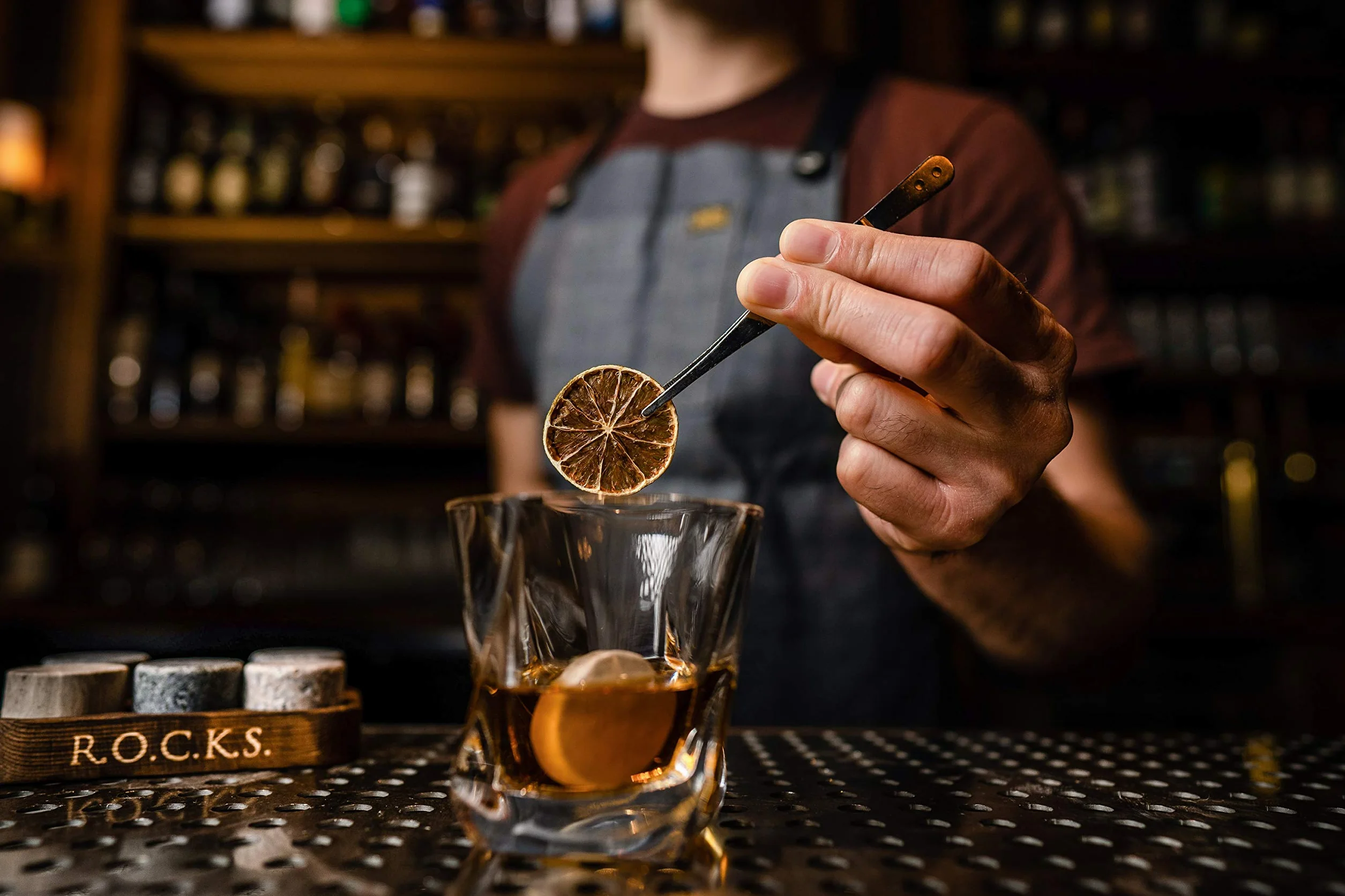 Kamienie do whisky zestaw 6 okrągłych naturalny granit stojak drewno R.O.C.K.S.