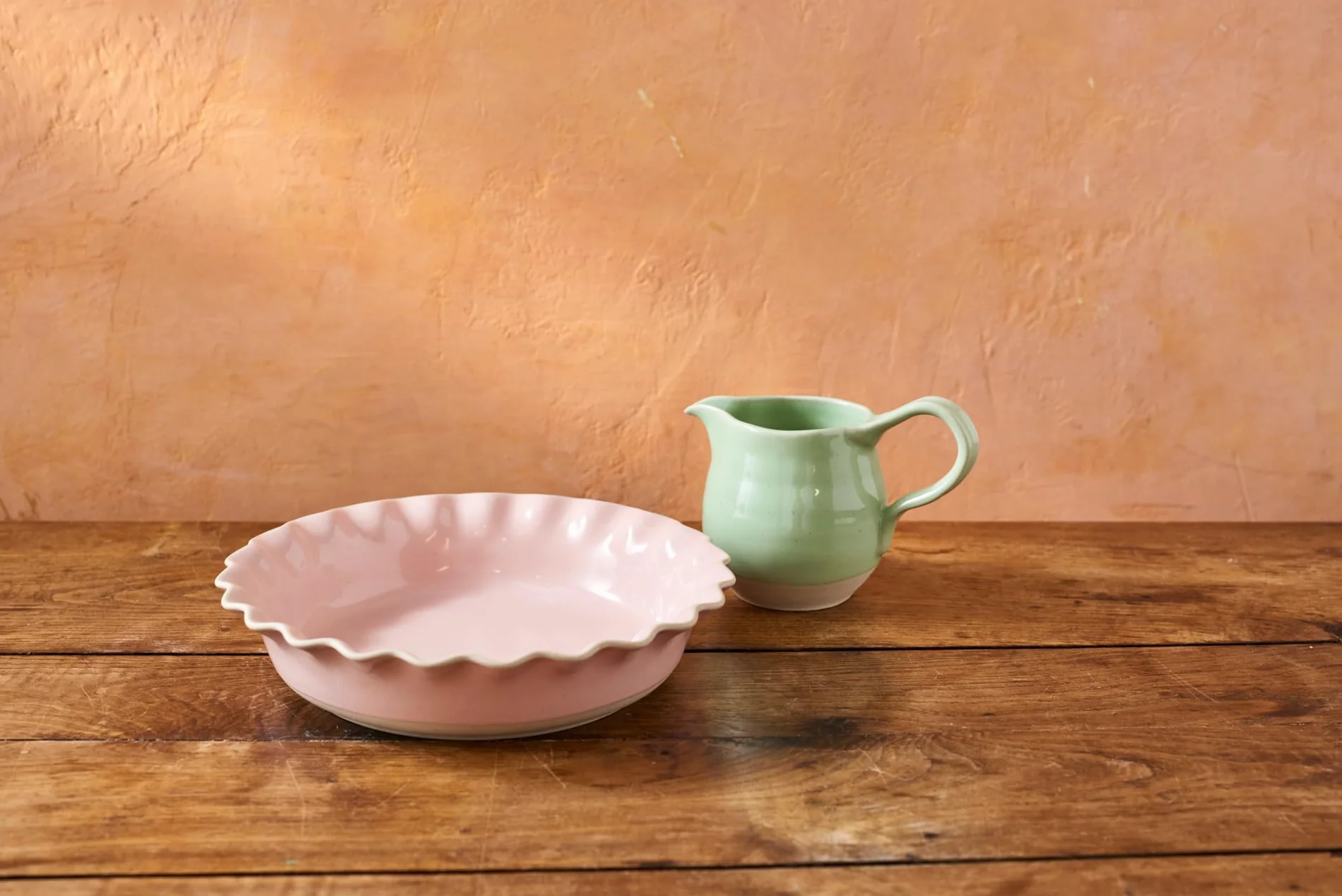 Jamie Oliver big love proper pie set, różowe okrągłe kamionkowe naczynie do pieczenia z zapiekankami o wymiarach 28x28 cm i zielony dzbanek z błyszczącą glazurą, 650 ml
