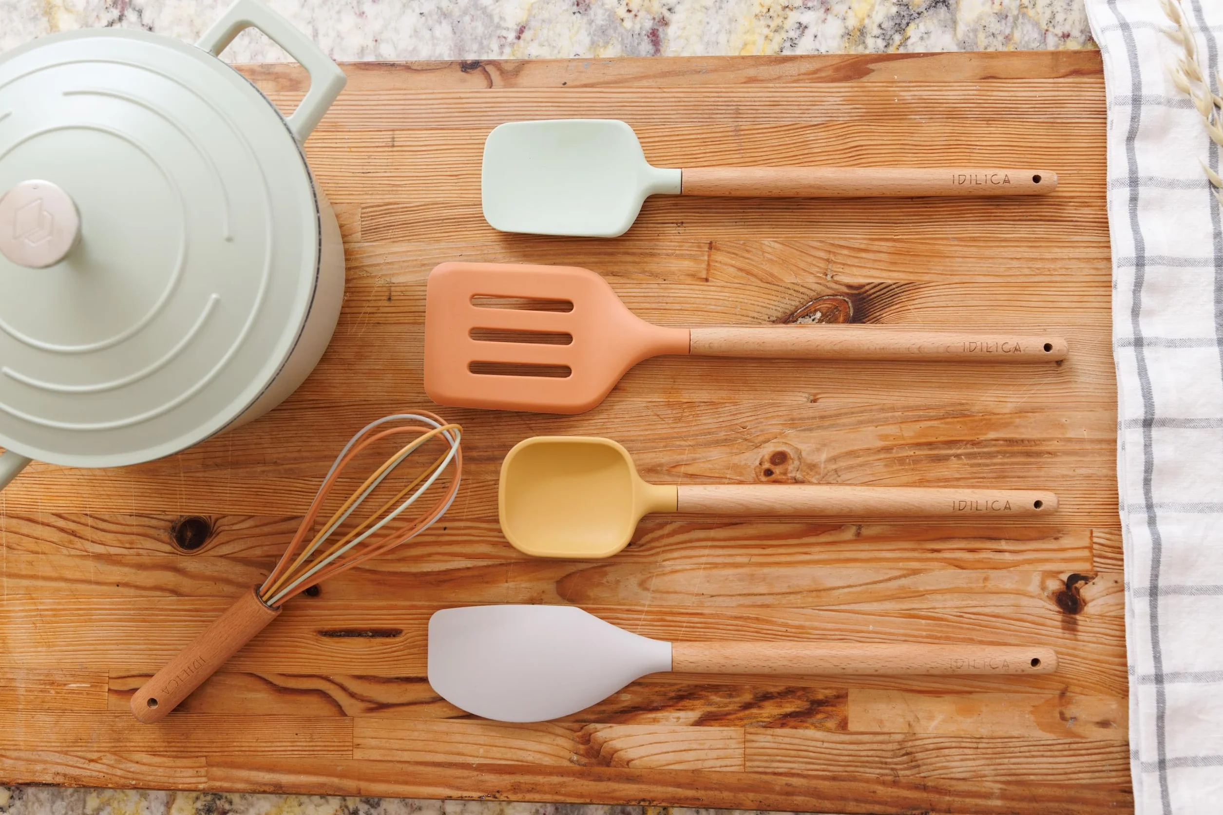 KitchenCraft Idilica Zestaw narzędzi silikonowych, 5-częściowy zestaw przyborów kuchennych z uchwytami z drewna bukowego FSC, wielokolorowe narzędzia kuchenne