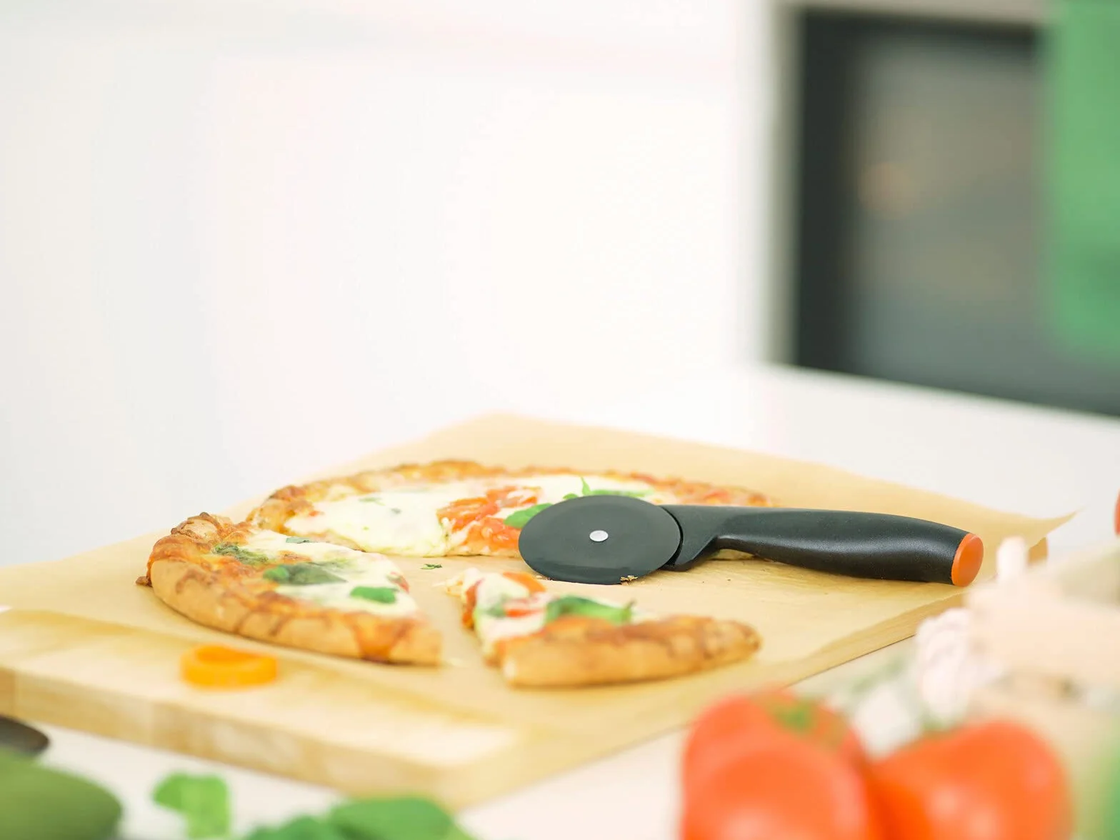 Fiskars Nóż do pizzy Functional Form 19 cm Czarny/pomarańczowy