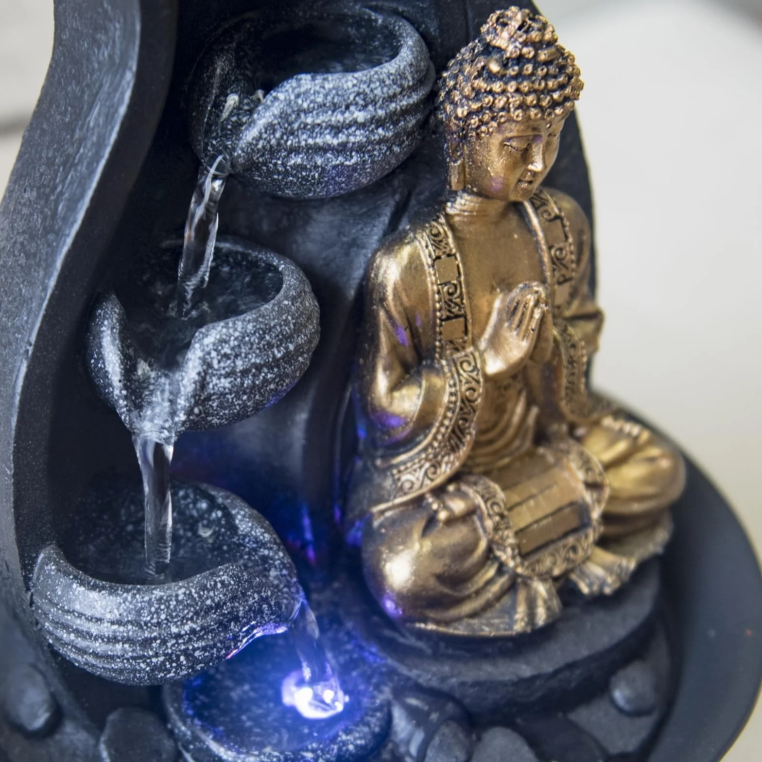Fontanna Buddy Praya - Wyjmowana fontanna Buddy - Egzotyczna dekoracja Zen - Prezenty - Fontanna stołowa Światło LED - Obwód zamknięty - Brązowy i złoty - H 26 cm - Zen'Light