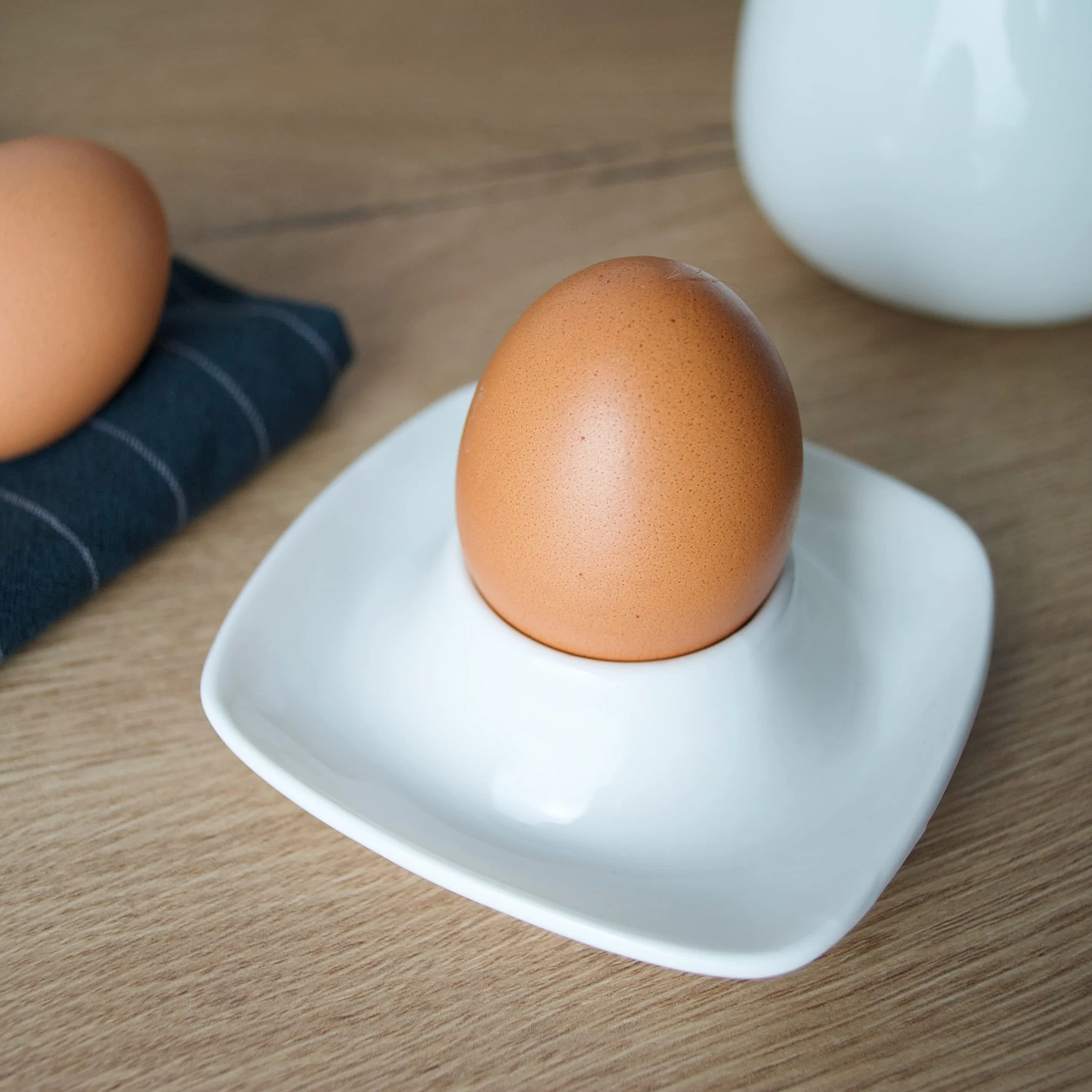 Kieliszki do jajek porcelanowe 6 szt. białe kwadratowe zaokrąglone narożniki półka Wielkanoc