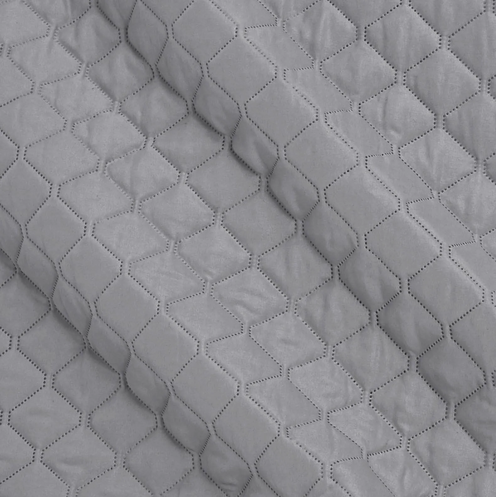 Amazon Basics Ponadwymiarowa narzuta na łóżko z wytłoczonym wzorem, kształty diamentu, 220 x 240 cm, ciemnoszara