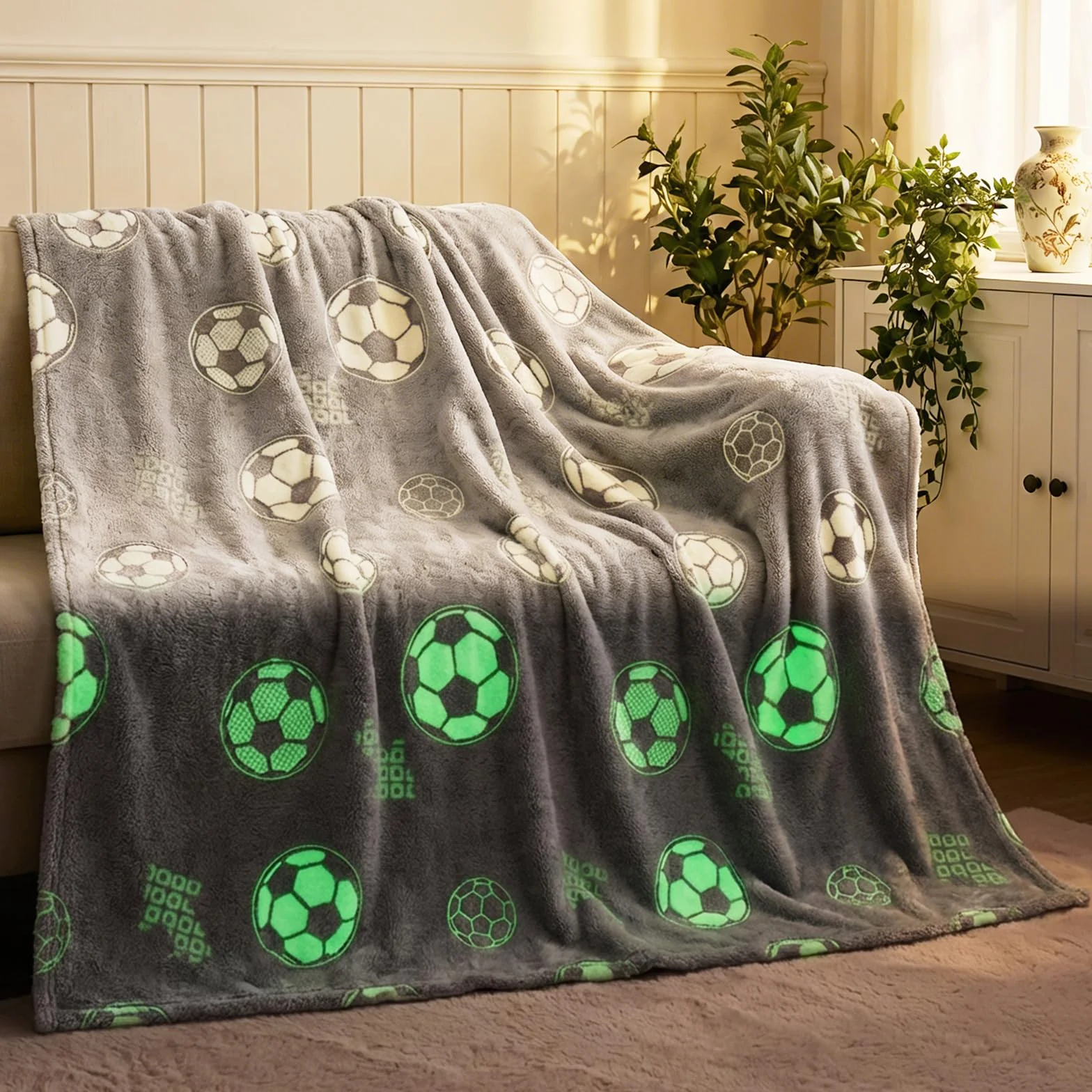 Przytulny koc dla dzieci, piłka nożna, świeci w ciemności, puszysty koc 130 x 150 cm, dla chłopców, lampka nocna, narzuta na sofę z efektem żarzenia, prezent do pokoju dziecięcego, pościel