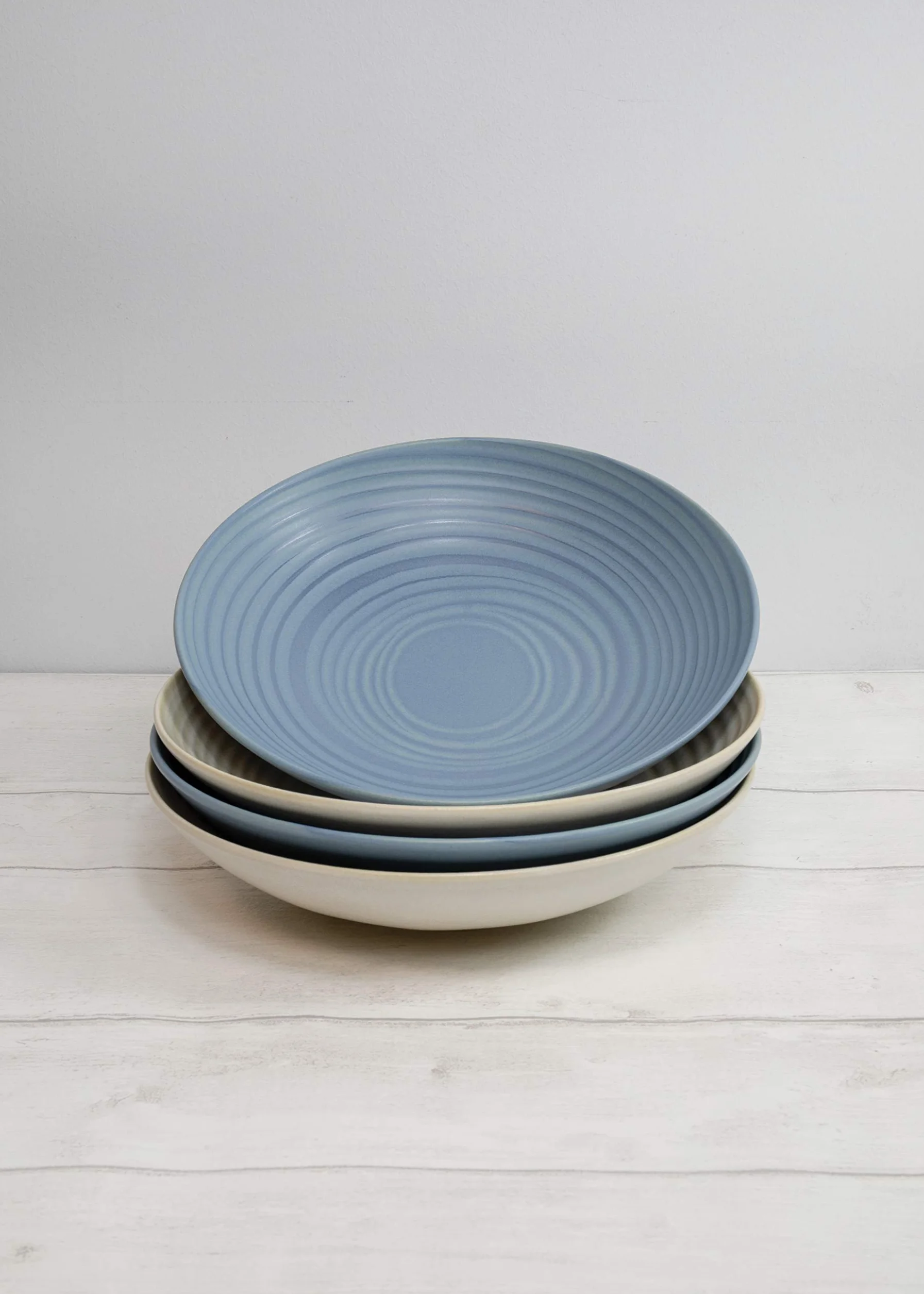 KitchenCraft Zestaw 4 misek do makaronu w pudełku na prezent, idealny do ramen i ryżu, bezołowiowa kamionka szkliwiona, niebieski/kremowy, 22 cm