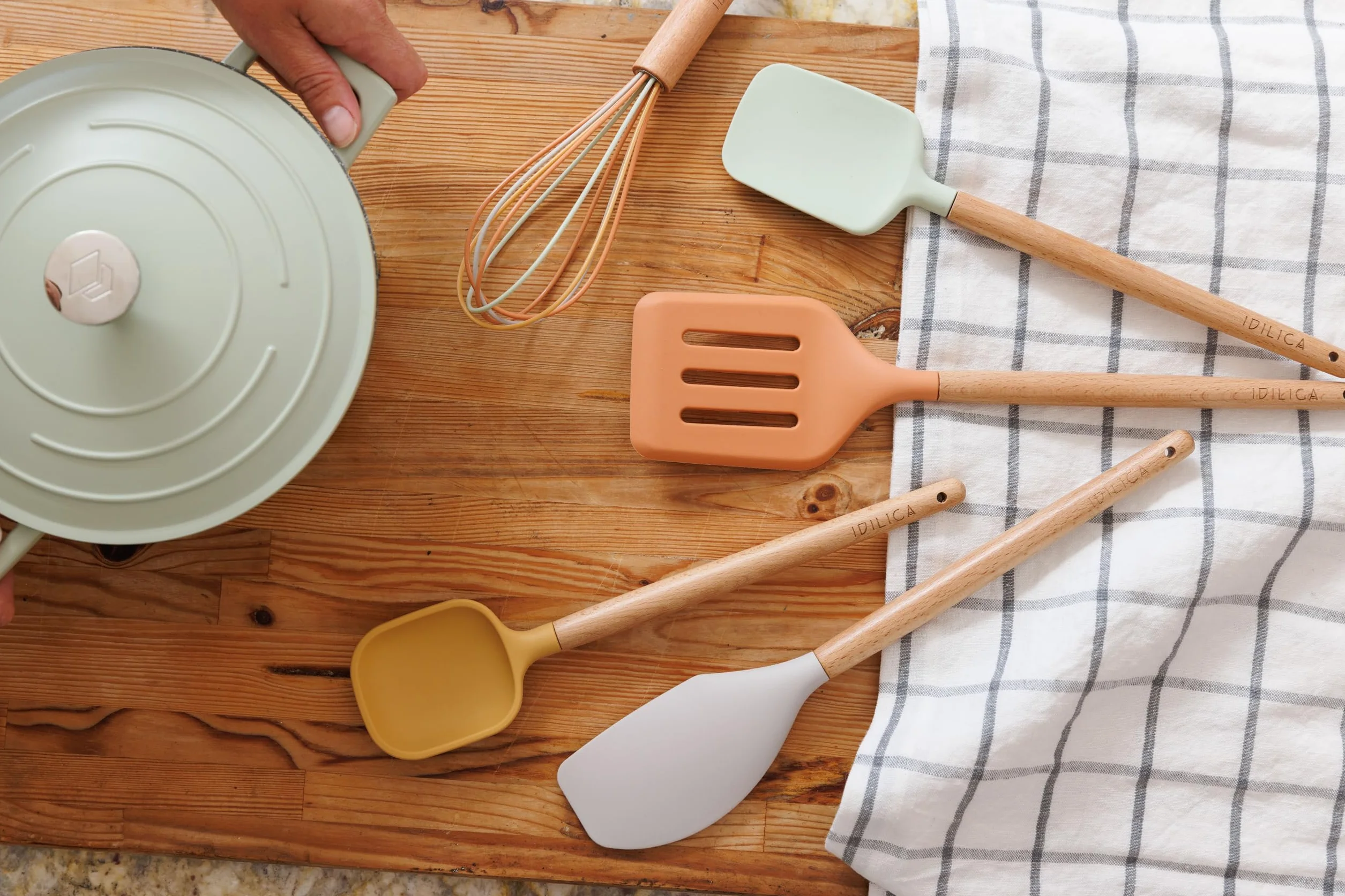 KitchenCraft Idilica Zestaw narzędzi silikonowych, 5-częściowy zestaw przyborów kuchennych z uchwytami z drewna bukowego FSC, wielokolorowe narzędzia kuchenne