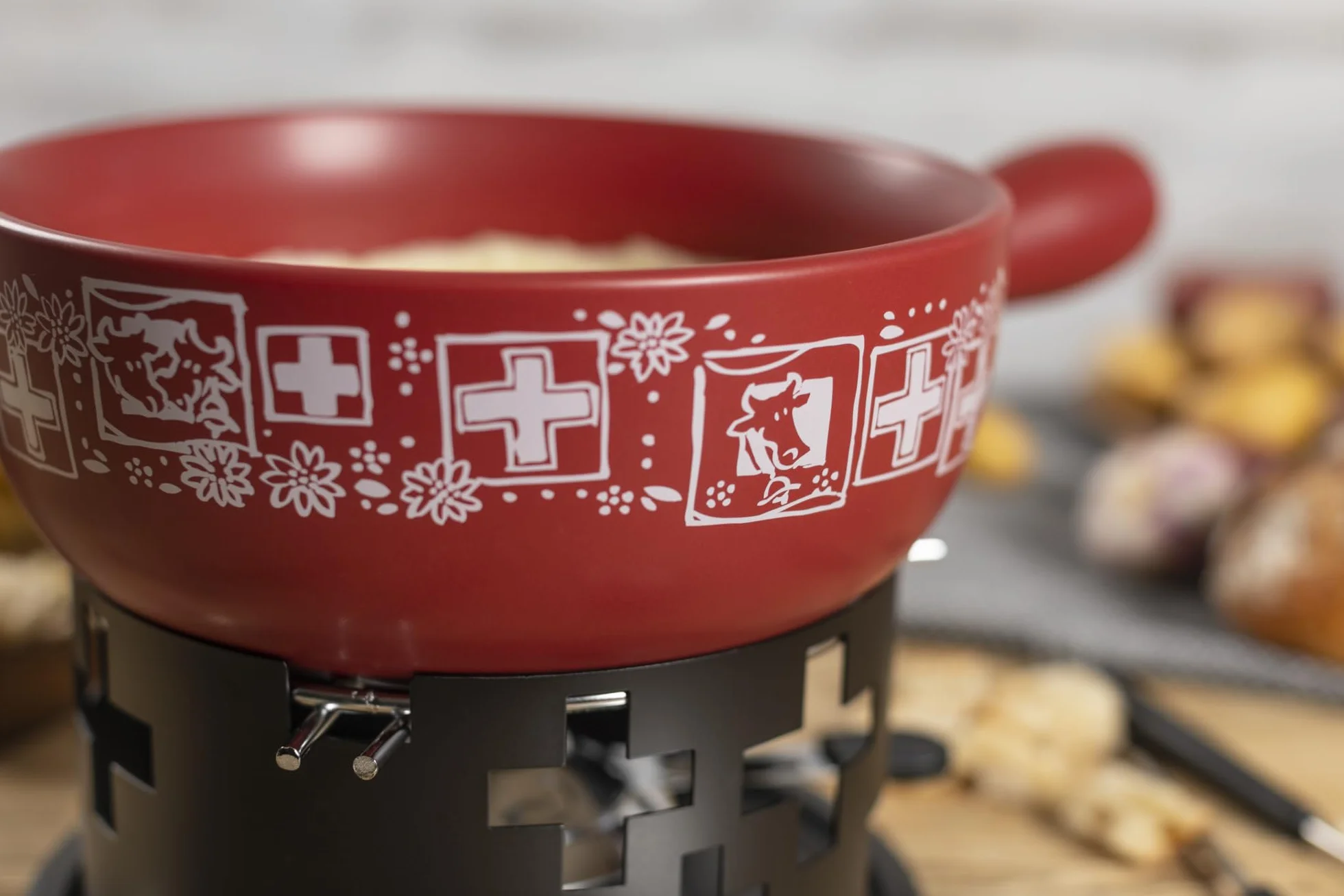 KUHN RIKON Zestaw do fondue serowego Suisse czerwony · Ø 23 cm, 2,6 litra, idealny dla 4-6 osób, w zestawie 6 widelców i palnik do pasty (bez pasty palnej)