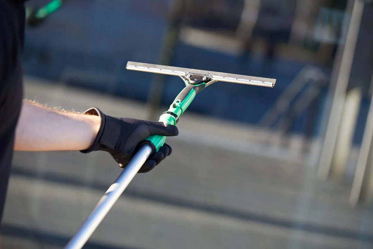 UNGER ErgoTec rakiel do okien 45 cm – gumowy ściągacz, kanał ze stali nierdzewnej i gumowy uchwyt – sprzęt do czyszczenia okien UNGER