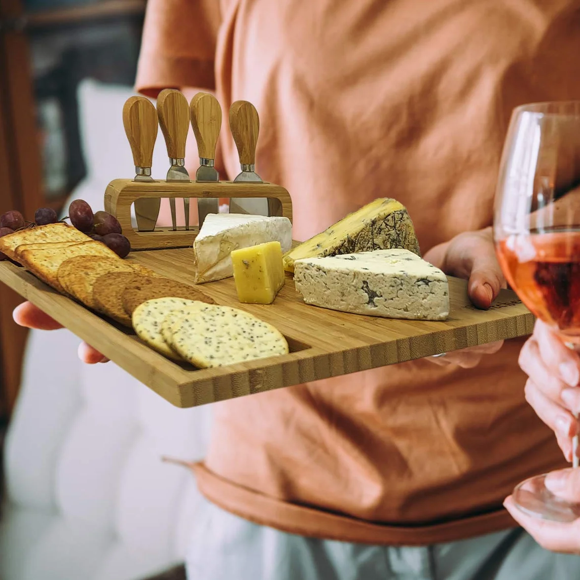 Joeji's Kitchen deska do sera - eleganckie drewno bambusowe - zestaw noży i widelców, taca do wędlin, prezent na Boże Narodzenie, prezenty urodzinowe