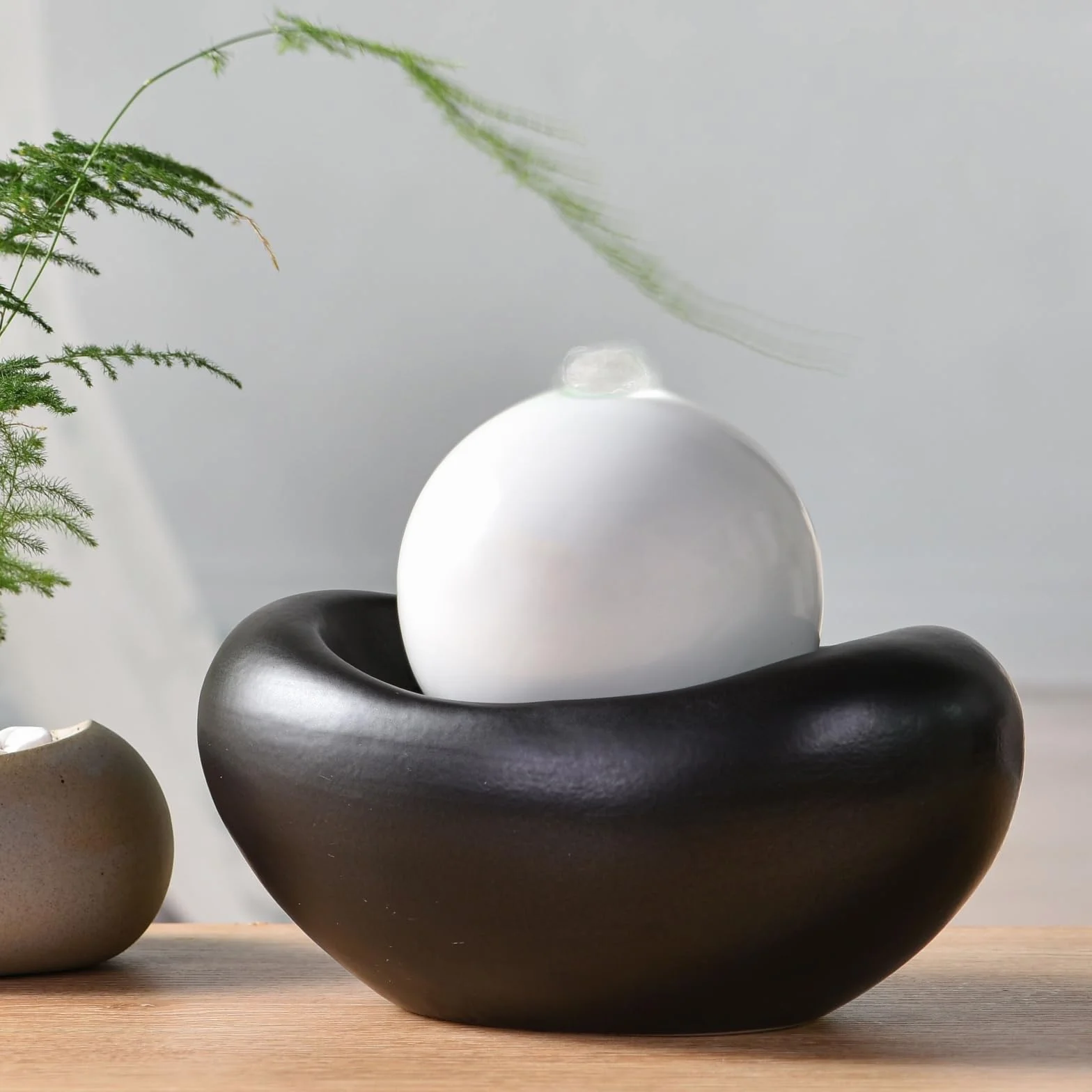 Fontanna ceramiczna do wnętrz z kolorowym światłem cicha pompa dekoracyjna stołowa 19x15x21 cm Beye Zen'Light