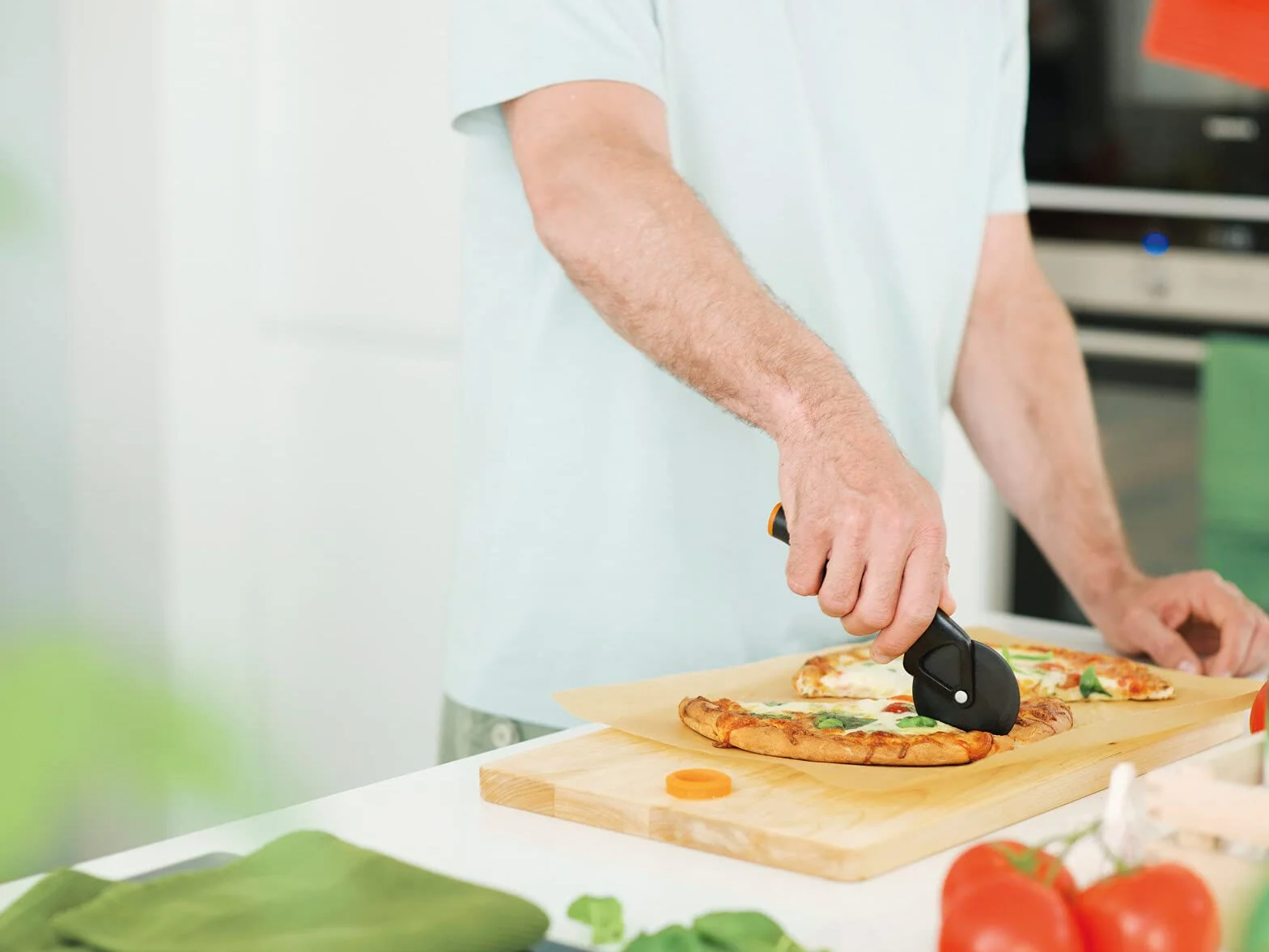 Fiskars Nóż do pizzy Functional Form 19 cm Czarny/pomarańczowy