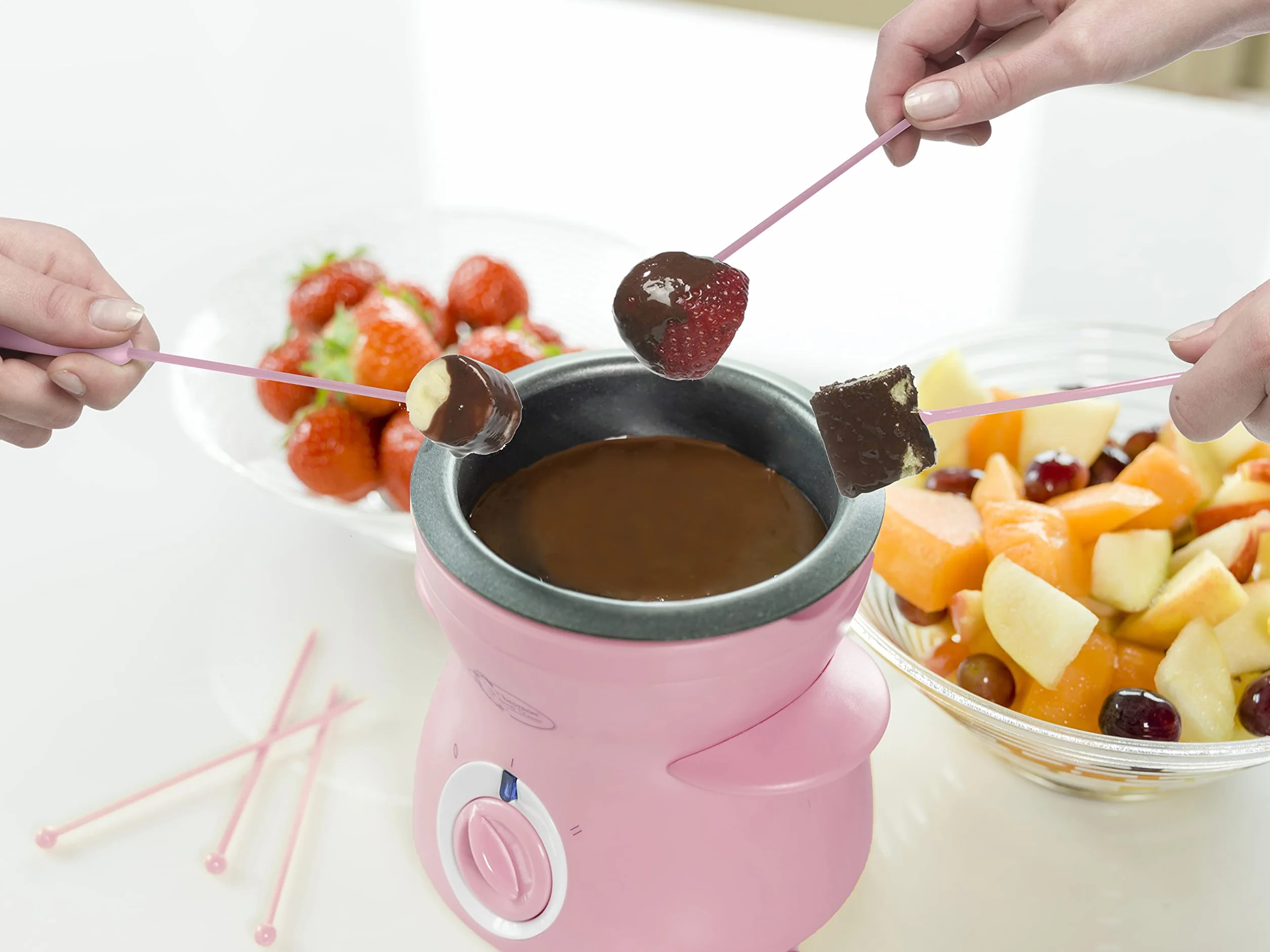 Bestron Czekoladowe fondue dla 2 osób, mini zestaw do fondue czekoladowego, w zestawie: 10 szpikulców, 10 widelców i 1 x szpachelka, 25 W, kolor: różowy