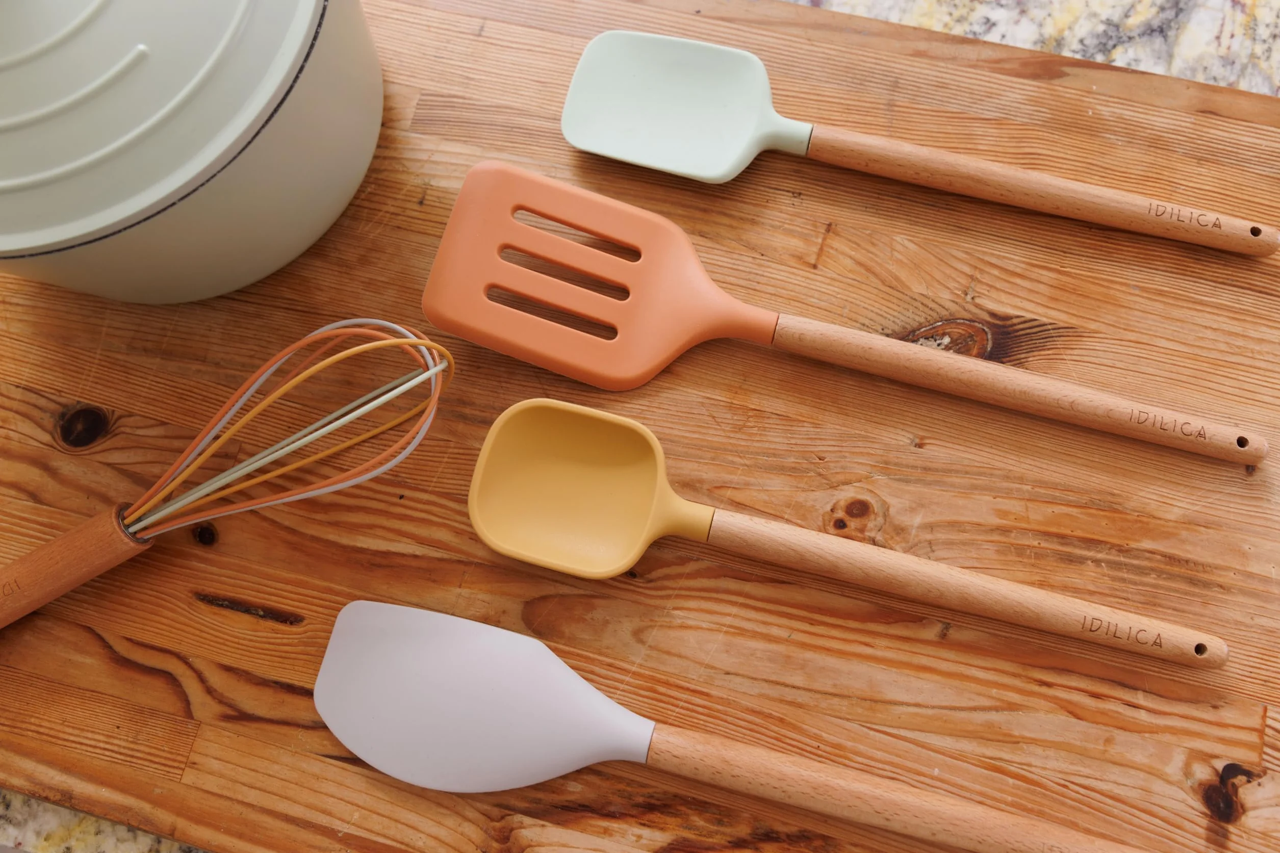 KitchenCraft Idilica Zestaw narzędzi silikonowych, 5-częściowy zestaw przyborów kuchennych z uchwytami z drewna bukowego FSC, wielokolorowe narzędzia kuchenne
