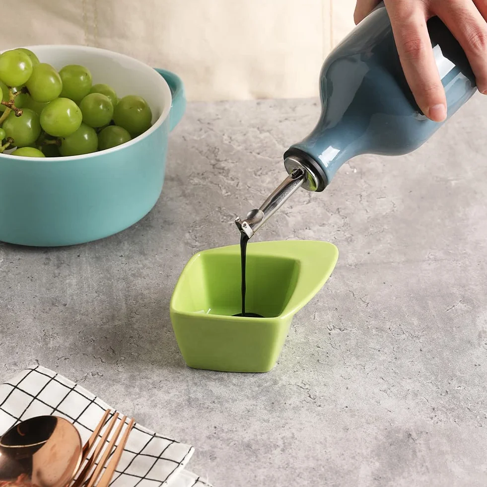 Sweejar Home Ceramiczna butelka na oliwę z oliwek, 570 ml, Relief Opaque Oil Cruet chroni olej, aby zmniejszyć utlenianie, nadaje się do przechowywania oleju, octu, sosu sojowego, syropu kawowego