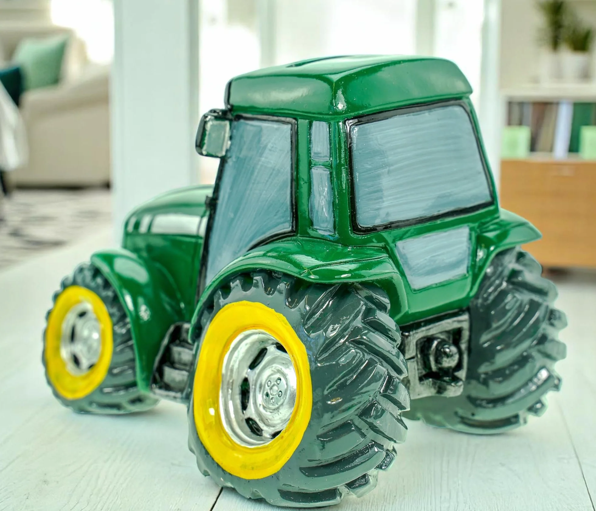 Kremers Schatzkiste Zielona skarbonka traktor ręcznie malowana 16 cm figurka farma prezent