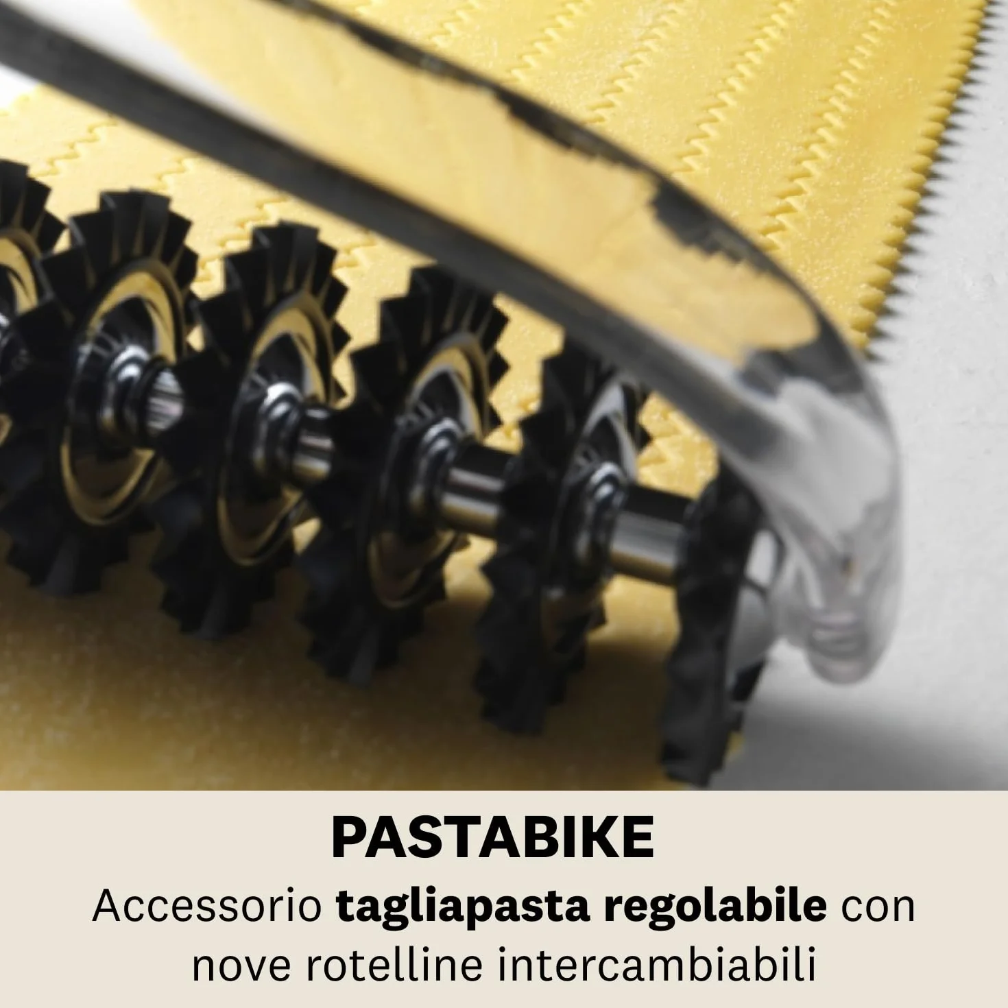 Marcato Krajalnica do makaronu i ravioli, 9 wymiennych kółek, wąski Zig Zag Cut, also for Biscuits, Kitchen Accessory, Made in Italy. Model: Pastabike, Transparent