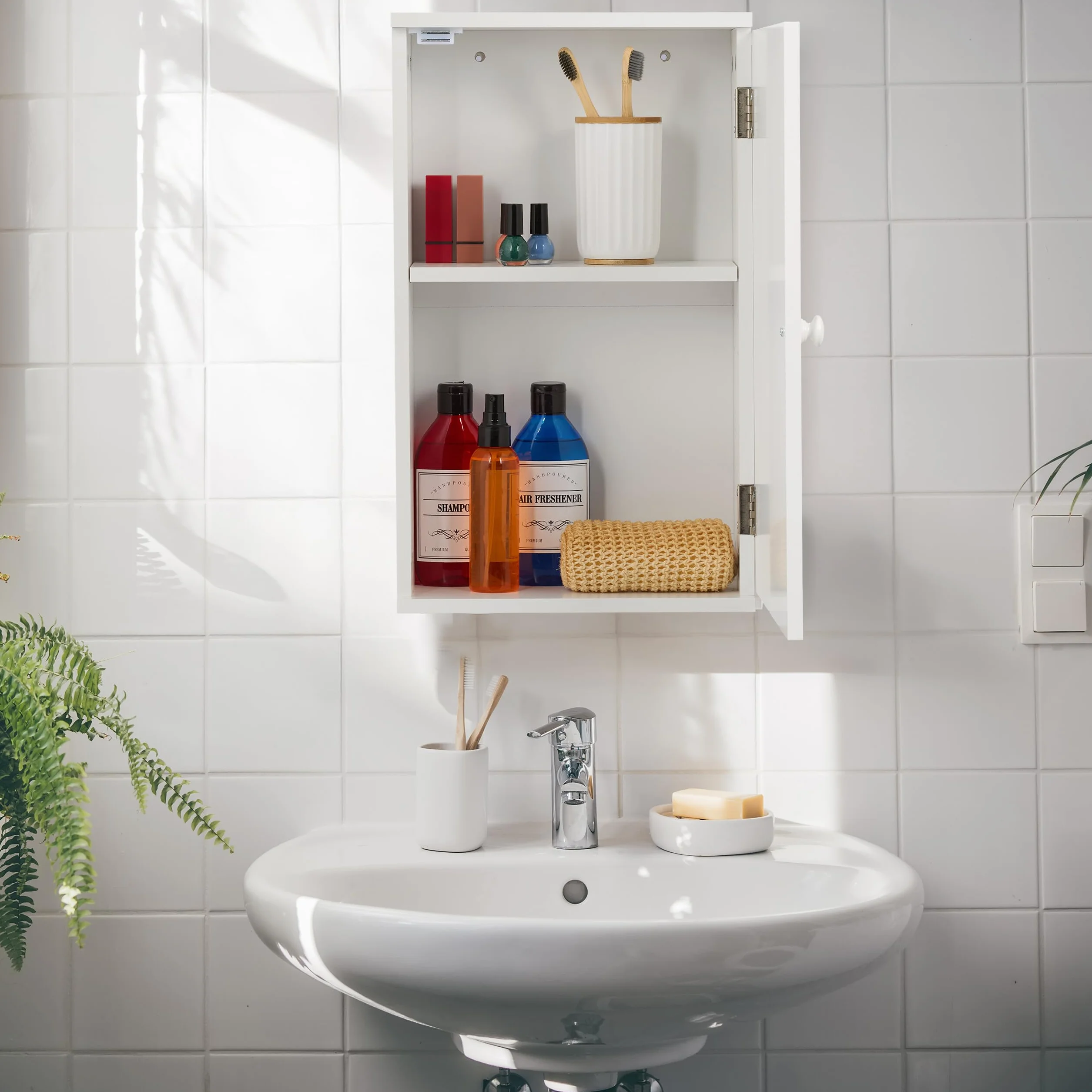 Relaxdays Szafka łazienkowa wisząca biała 50x30x15,5 cm z drzwiami i 2 półkami