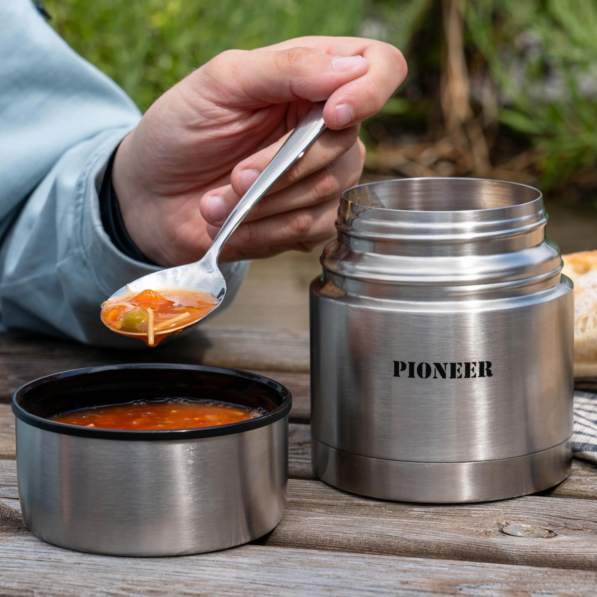 Pioneer 1 litrowy na żywność z izolacją próżniową, szczelny, konstrukcja ze stali nierdzewnej w kolorze matowej czerni z podwójnymi ściankami, utrzymuje ciepło przez 8 godzin, zimno przez 24 godziny